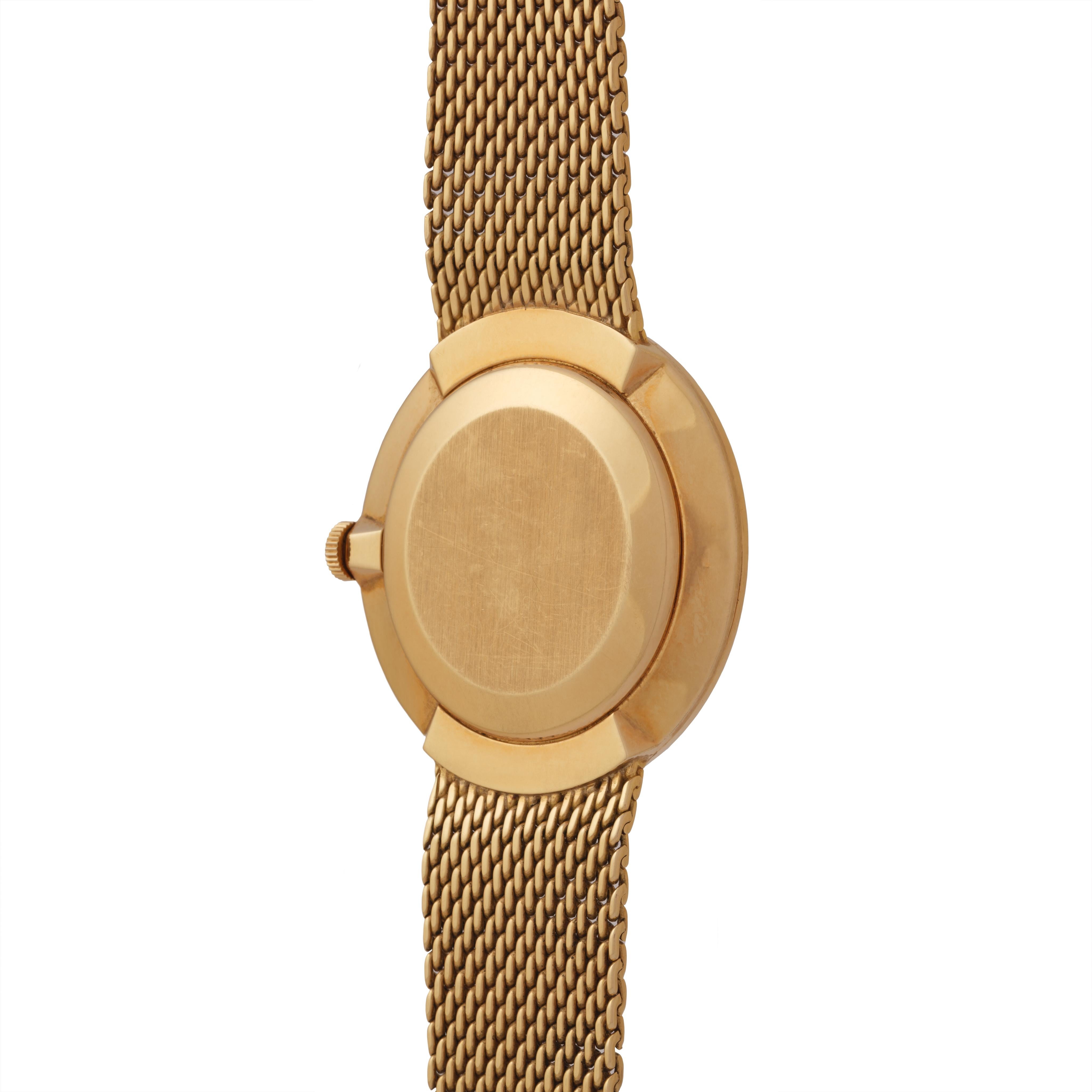 Women's or Men's Vintage Patek Philippe Calatrava Model 3562 18 Karat Yellow Gold Watch For Sale