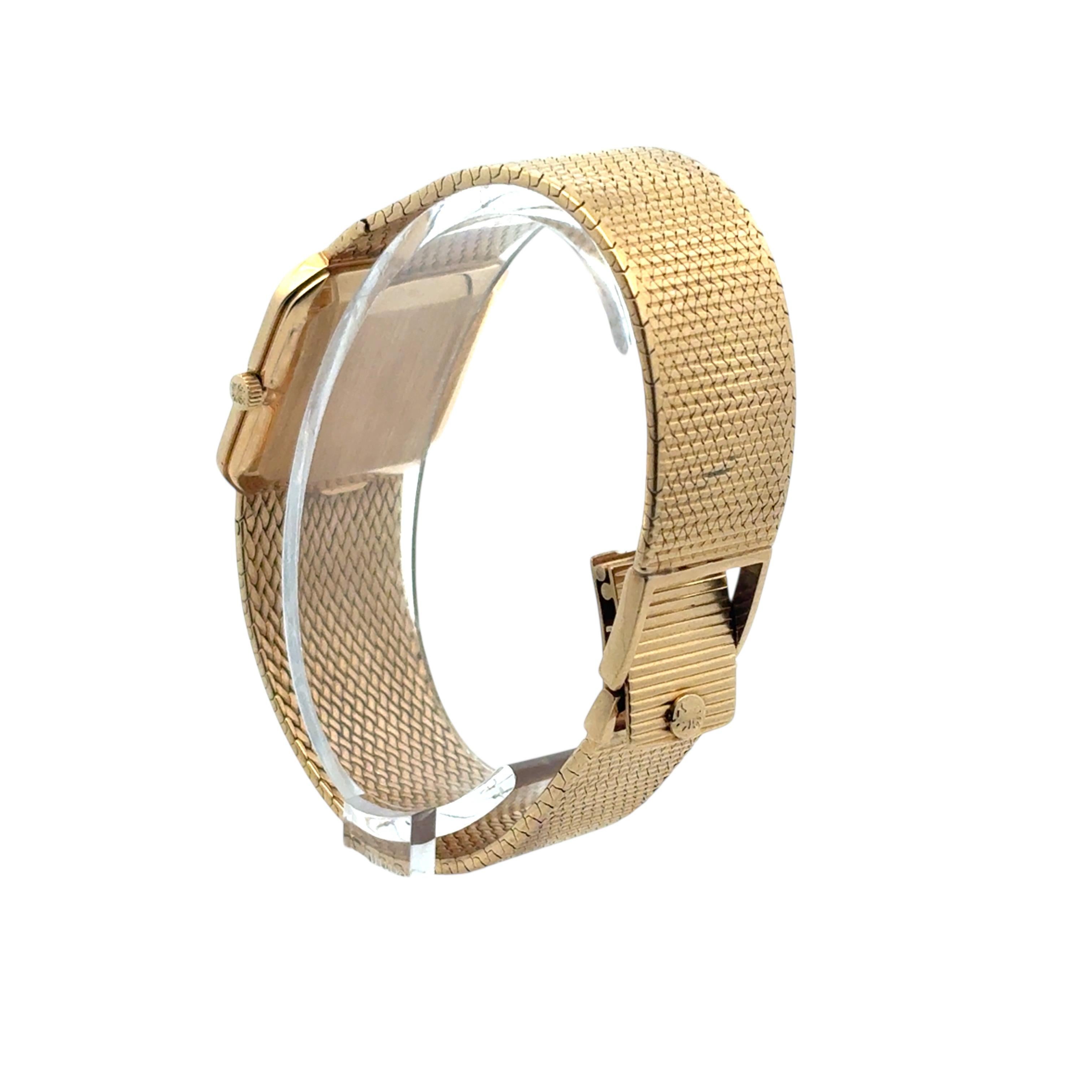 Vintage Patek Philippe Geneve 3851/1 Onyx Nacre Mother of Pearl 18k Yellow Gold In Excellent Condition For Sale In Boca Raton, FL