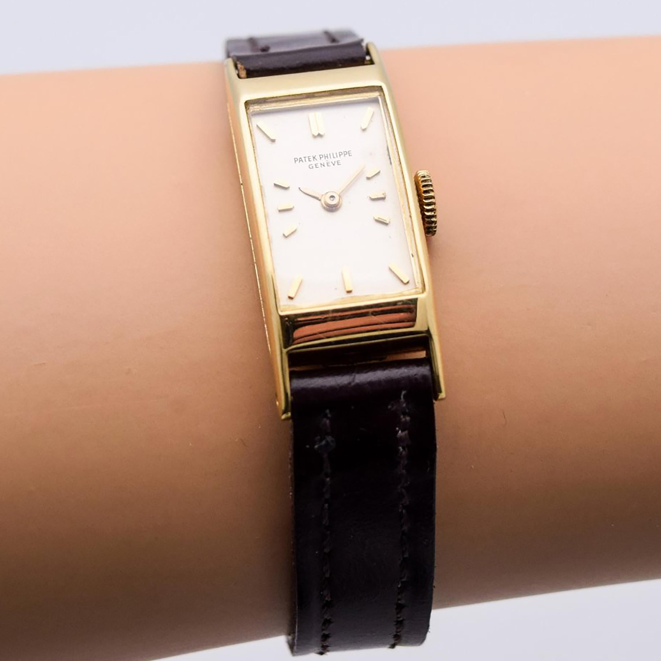 Vintage Patek Philippe Ladies 18 Karat Yellow Gold Watch, 1943 For Sale 3