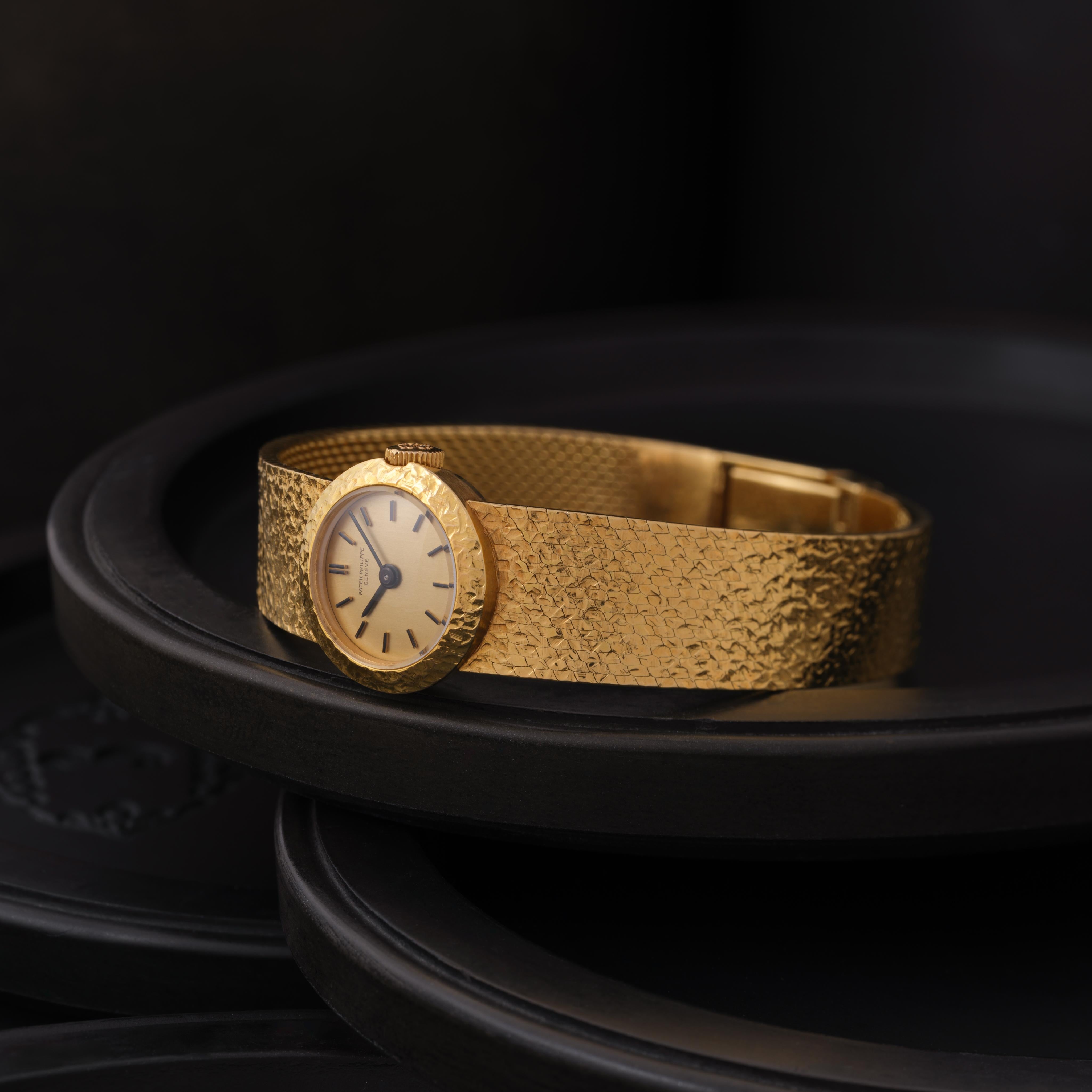 Patek Philippe Model 3266/152 d'epoca in oro giallo 18k, quadrante in oro 15mm, lunetta in oro martellato, movimento manuale, 20 Jewell, Made in Switzerland  c.1960 / 6