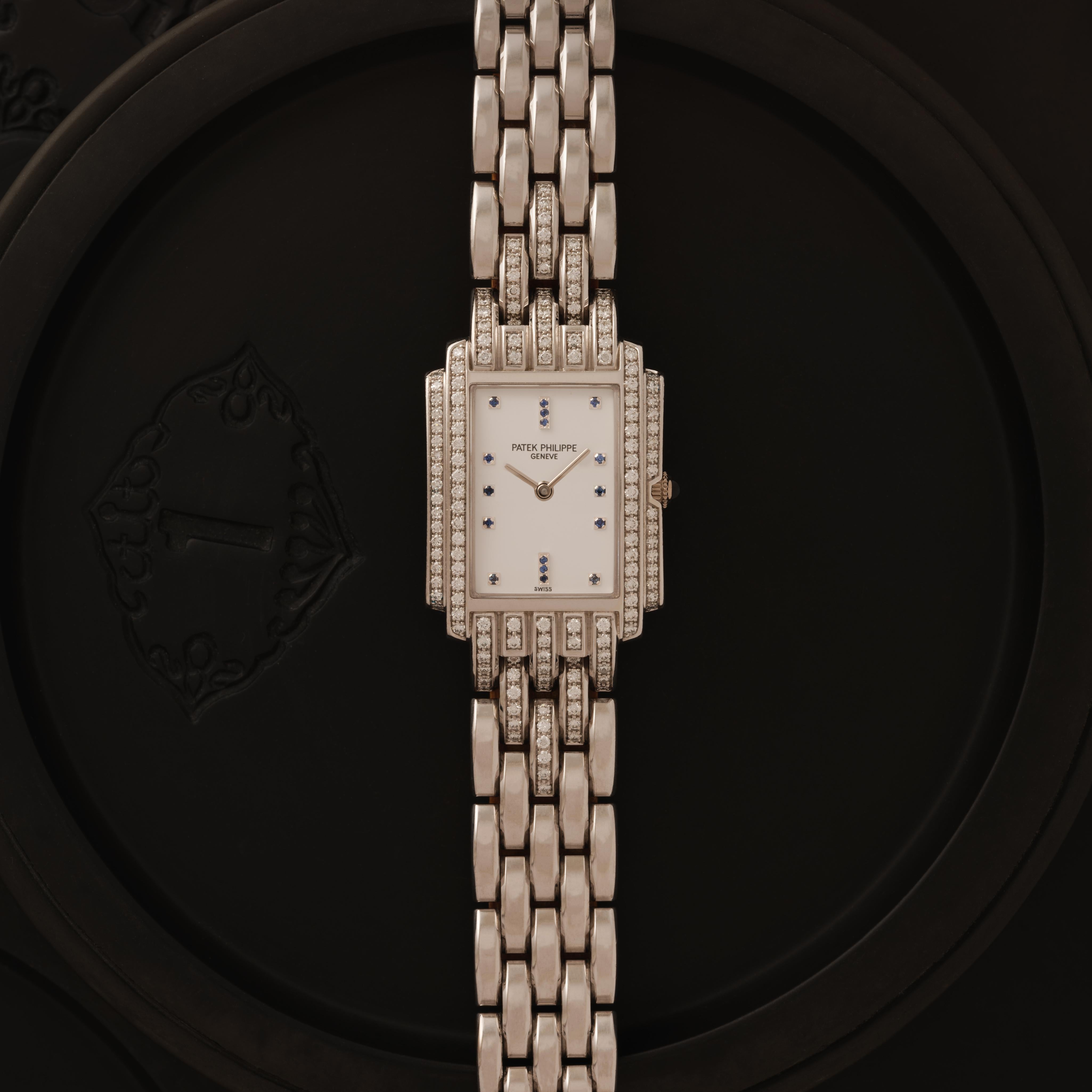 Patek Philippe Model 4825/020 Gondolo rettangolare d'epoca in oro bianco 18 carati, diamanti e zaffiri, movimento al quarzo. Realizzato in Svizzera negli anni '80 circa / lunghezza 6,5