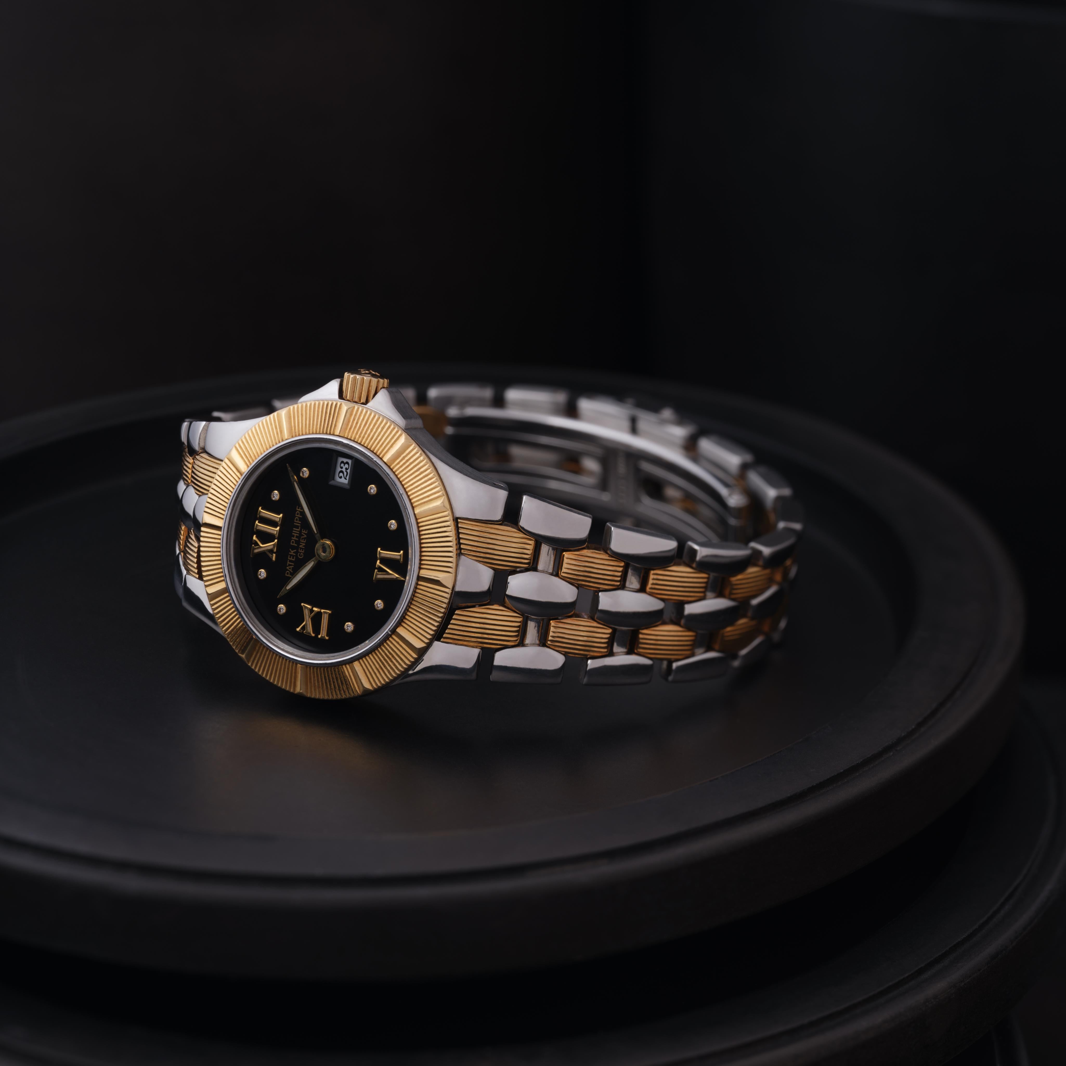 Fabbricante: Patek Philippe
Model: Neptune 4880/1JA
Anno: 1997
Materiale: Oro giallo 18k e acciaio inossidabile
Quadrante: nero con numeri romani e diamanti in oro 
Misura della cassa: 27 mm
Movimento: Quarzo
Condizioni: Molto buono
Peso: 63