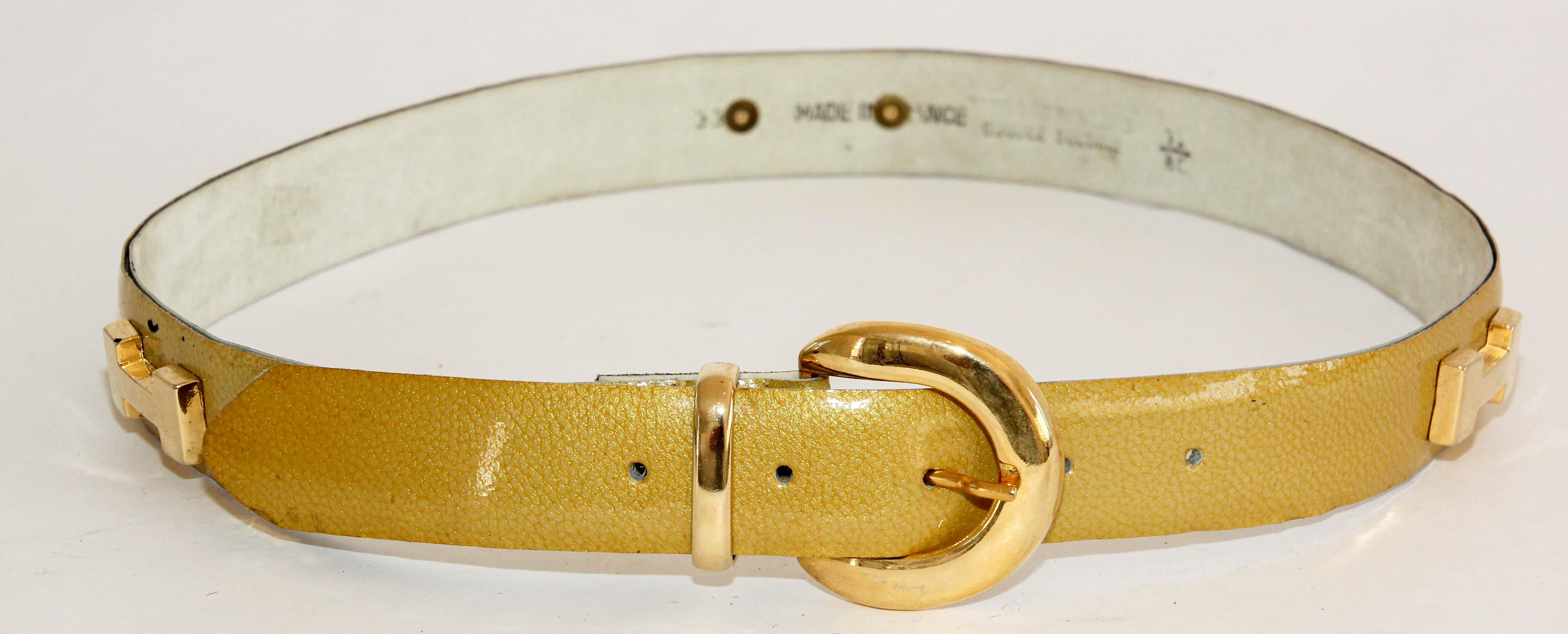 Vintage Patent Gold Leather Belt with H Brass Logo.
Gold patent leather, brass buckle.
Marked: Size 32 US, 80 EU.
No Hallmark.
Marked: Made In France.
Buckle is : 2 in H x 2 in. W.
Leather belt is 1.25 in. wide x 35 in long.