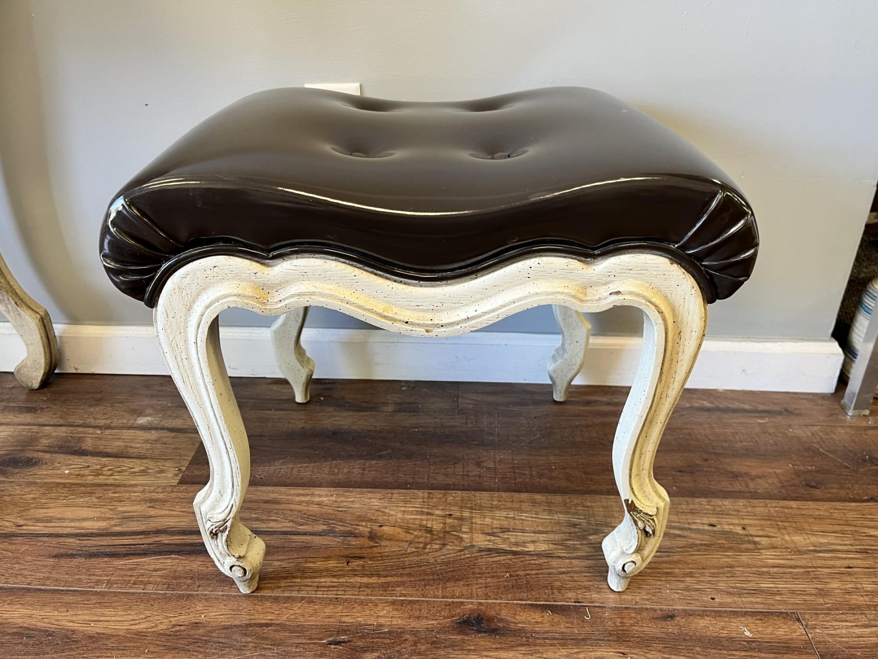 Vintage Provincial Patent Leather Top Vanity With Matching Stool In Good Condition For Sale In W Allenhurst, NJ