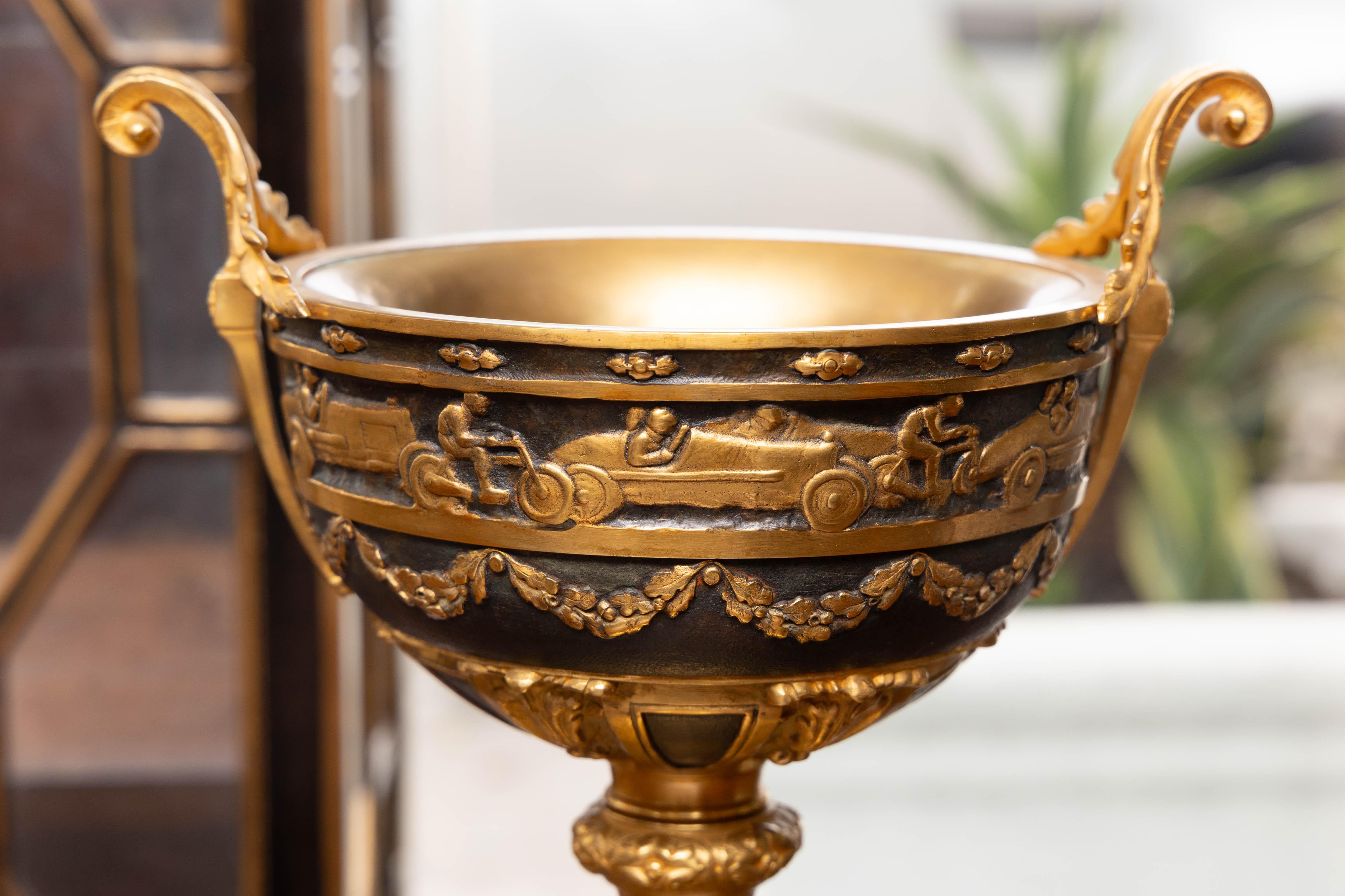 Urne aus patinierter und vergoldeter Bronze im Trophey-Stil (Sonstiges) im Angebot