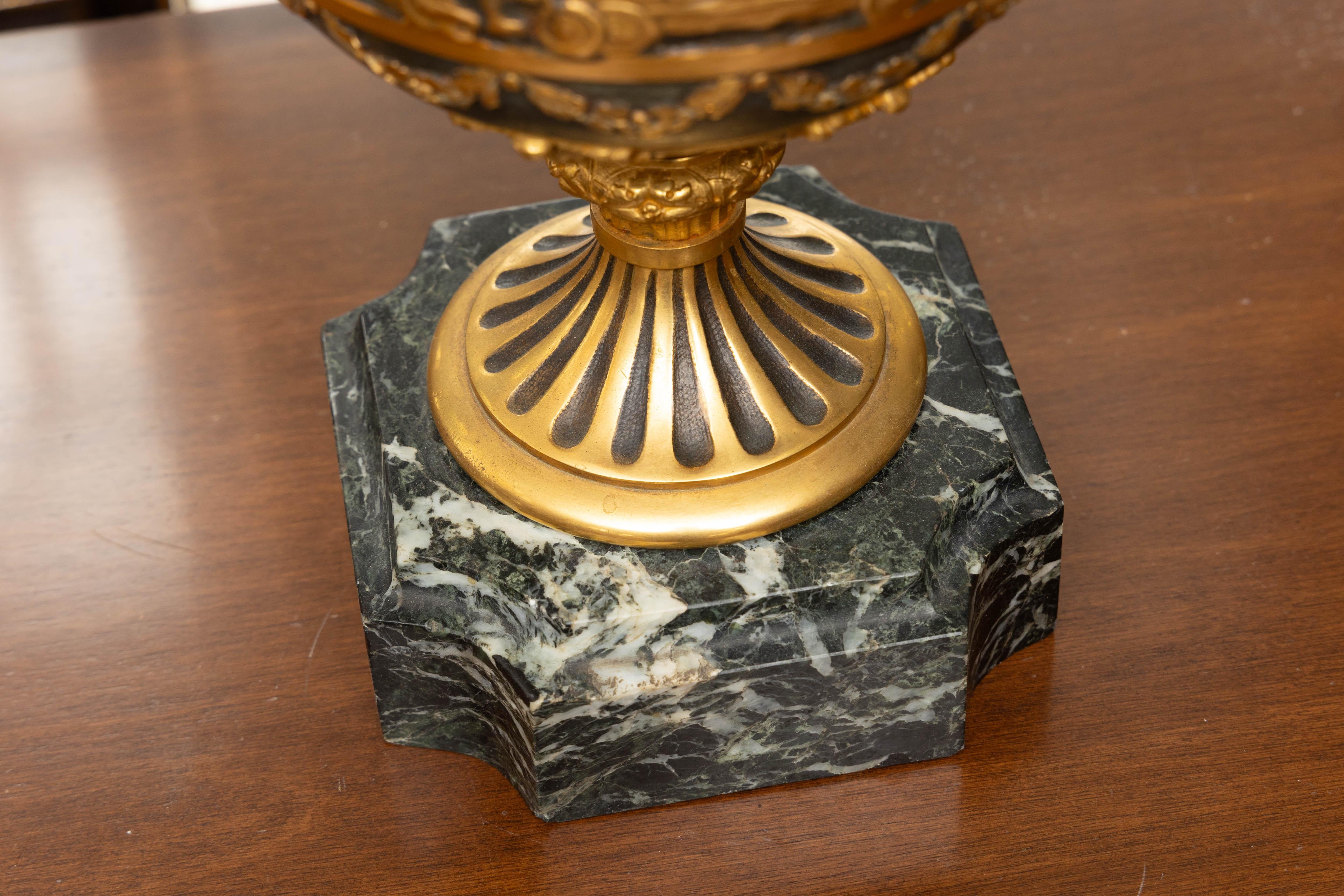 Urne aus patinierter und vergoldeter Bronze im Trophey-Stil (amerikanisch) im Angebot