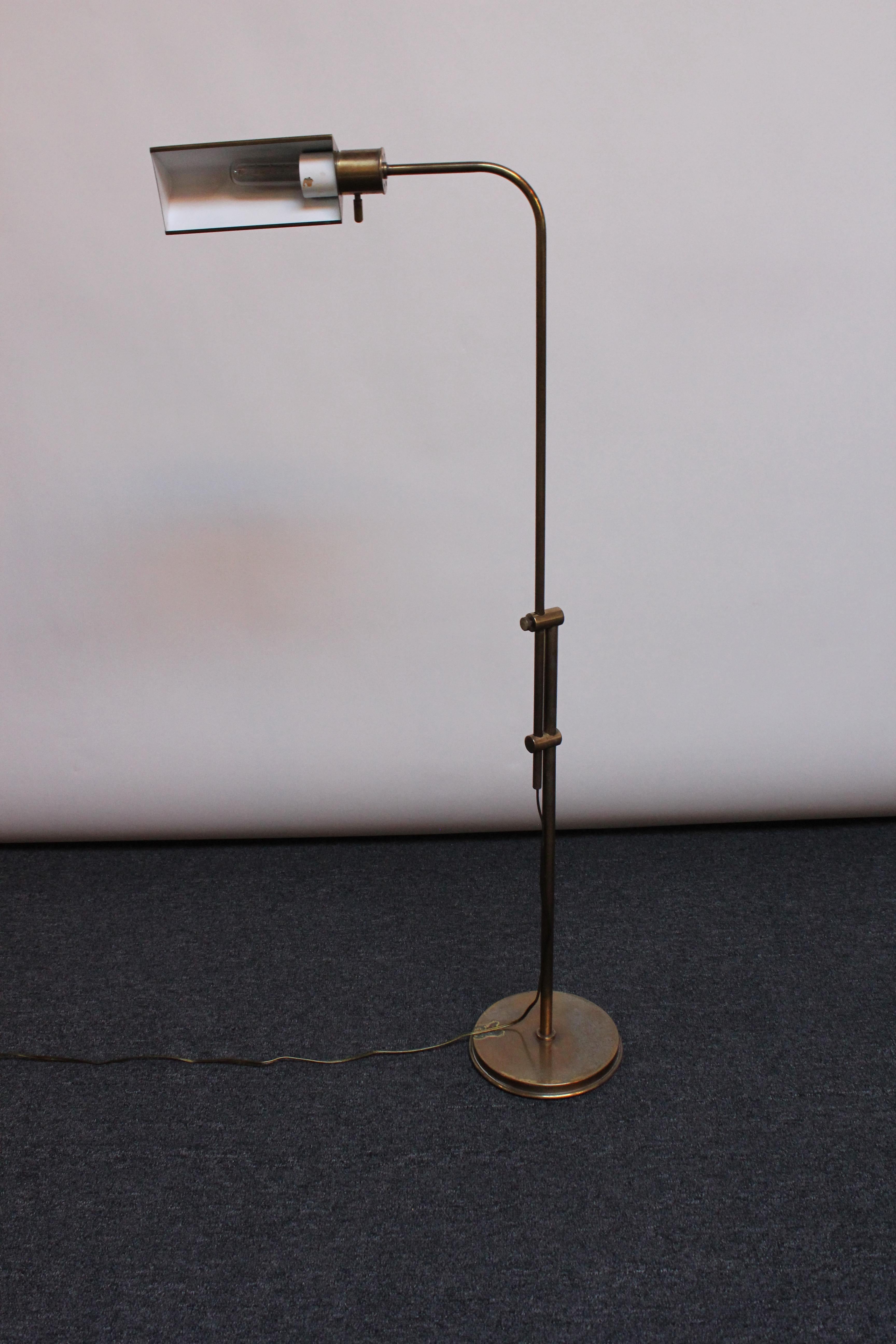 Mid-Century Modern Lampadaire réglable vintage en laiton patiné par Chapman en vente