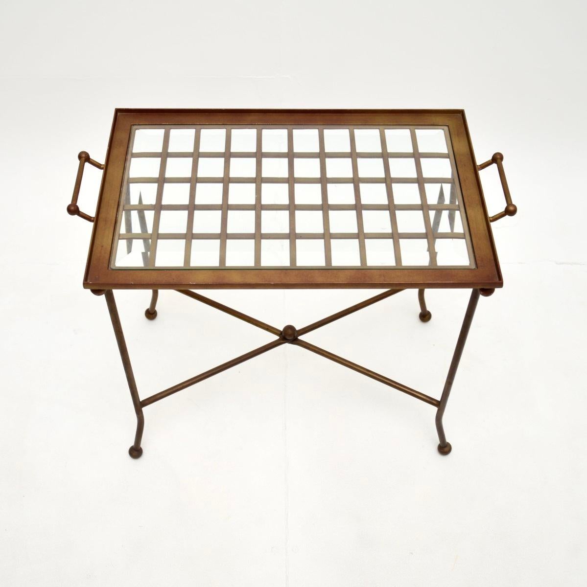 Mid-Century Modern Table d'appoint vintage en laiton patiné et verre à plateau en vente