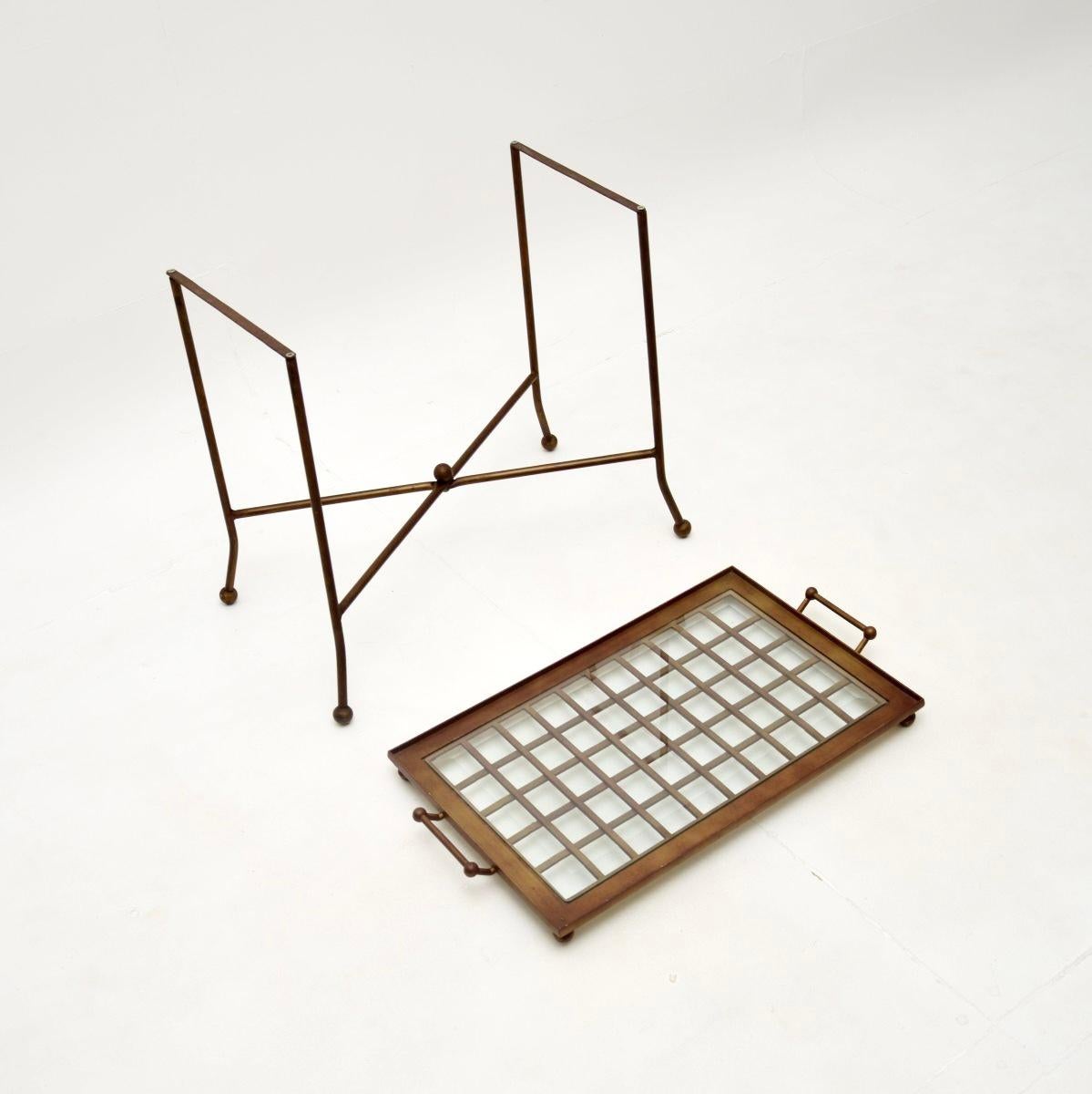 Français Table d'appoint vintage en laiton patiné et verre à plateau en vente