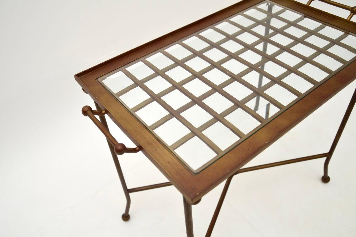 Table d'appoint vintage en laiton patiné et verre à plateau Bon état - En vente à London, GB