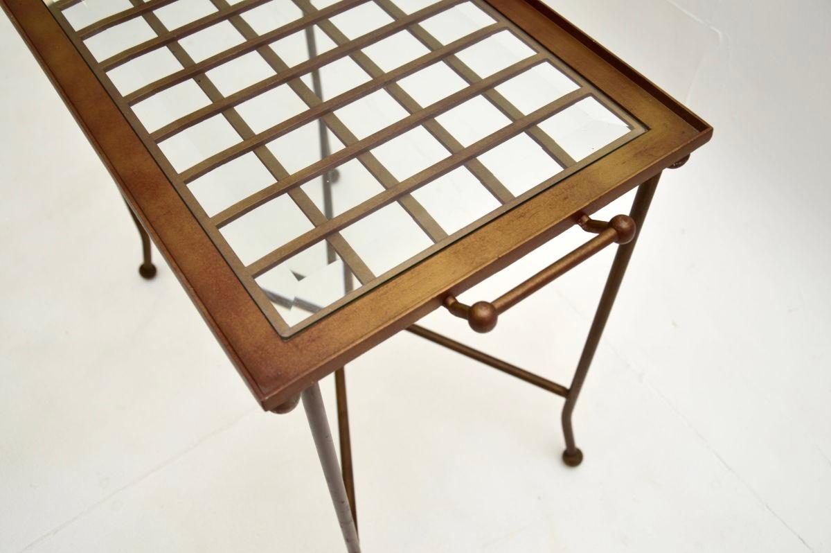 Fin du 20e siècle Table d'appoint vintage en laiton patiné et verre à plateau en vente
