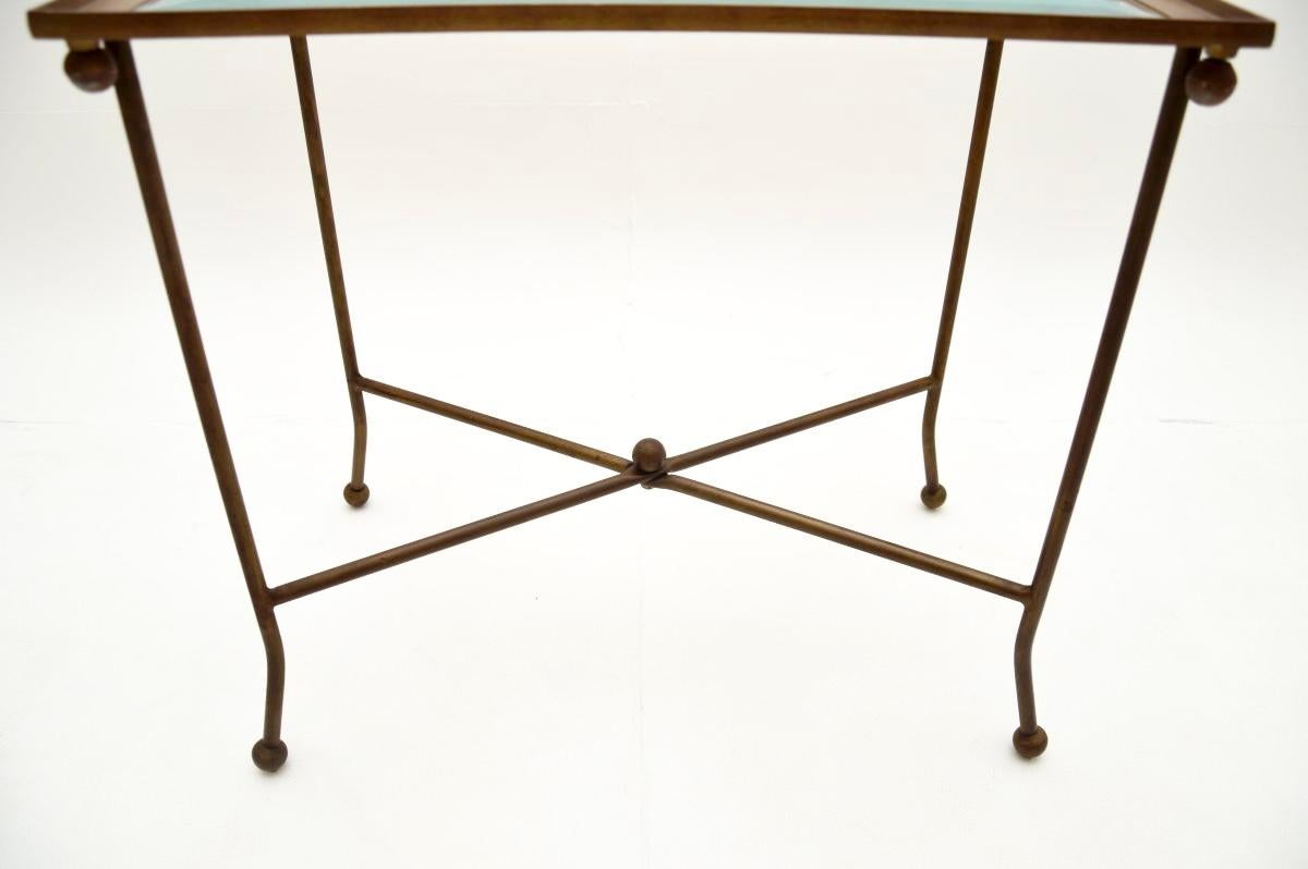 Laiton Table d'appoint vintage en laiton patiné et verre à plateau en vente