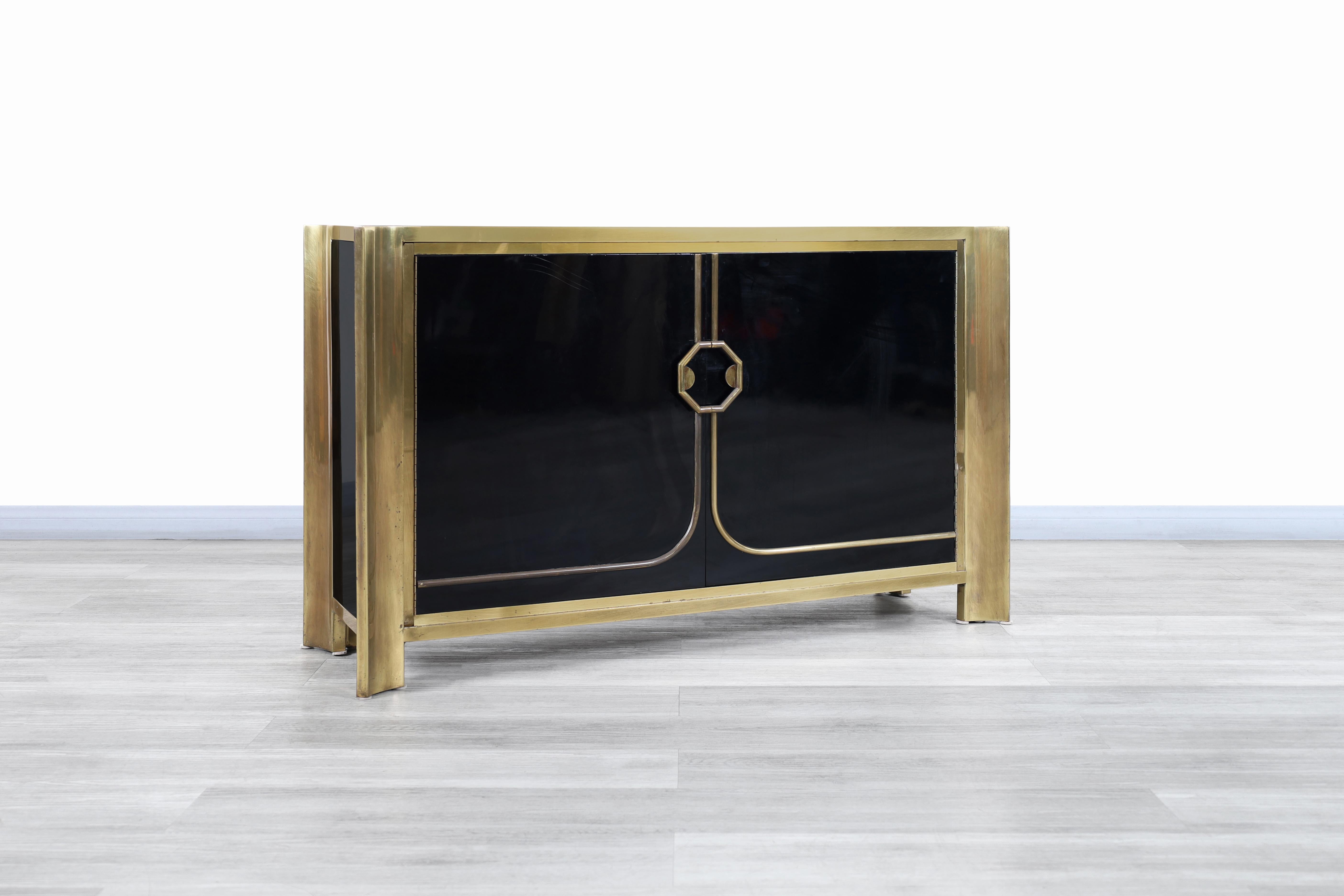 Beautiful vintage patinated brass credenza designed by Mastercraft in the United States, circa 1970s. This credenza has a timeless design where the materials used for its construction and the subtlety of the details that adorn the structure stand