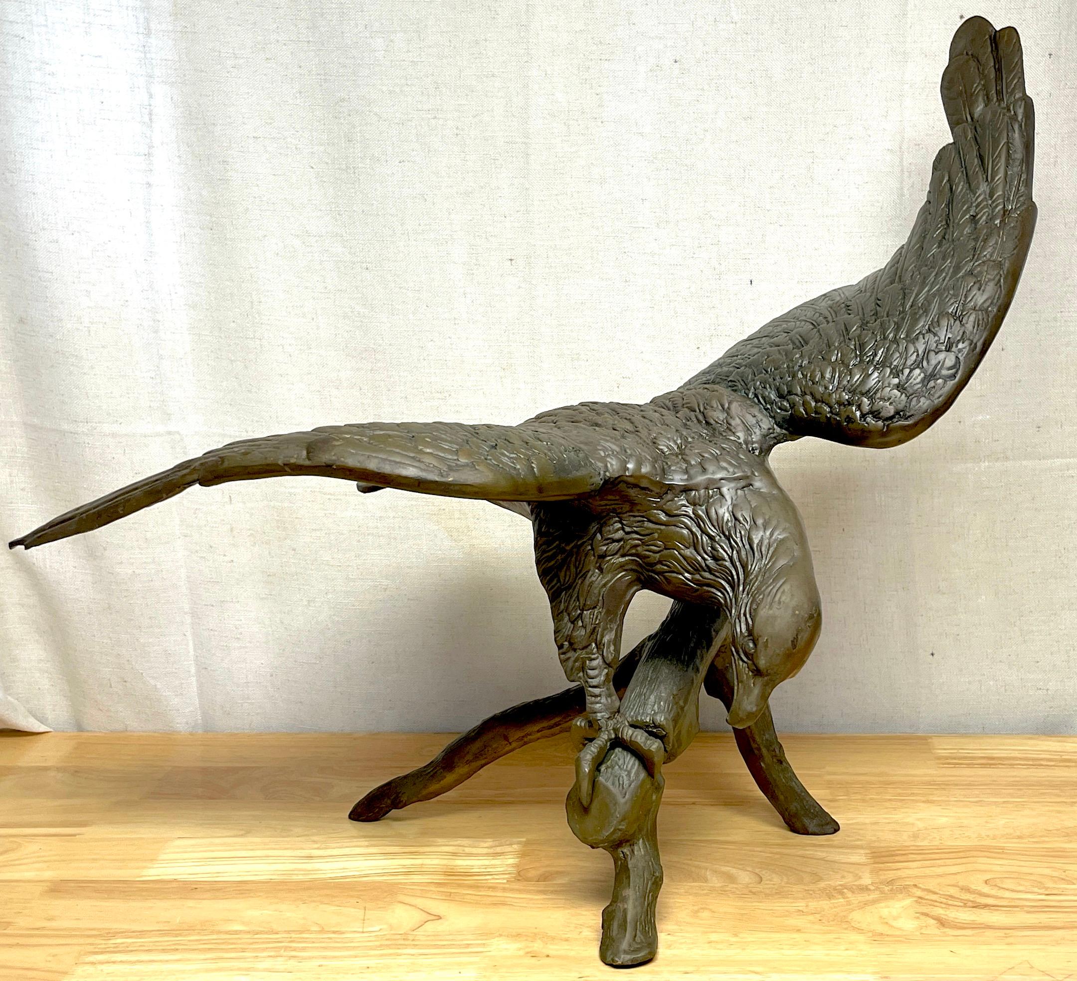 Vintage Patinierte Bronzeskulptur 'Amerikanischer Weißkopfseeadler bei der Landung'.
USA, ca. 1960er Jahre

Großer, realistisch gegossener und modellierter, landender amerikanischer Weißkopfseeadler mit ausgebreiteten Flügeln auf einem