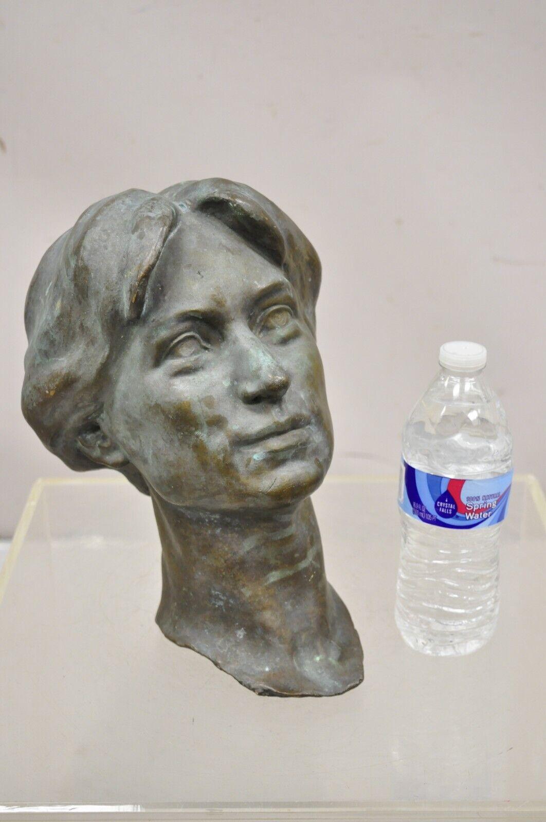 Vintage Patinated Cast Bronze Bust Statue Sculpture of Woman with Pinned Hair. Der Gegenstand weist eine wunderbare, gewünschte Patina auf, die Details sind erstaunlich, das Motiv ist unbekannt. Circa Mitte des 20. Jahrhunderts. Abmessungen: 12
