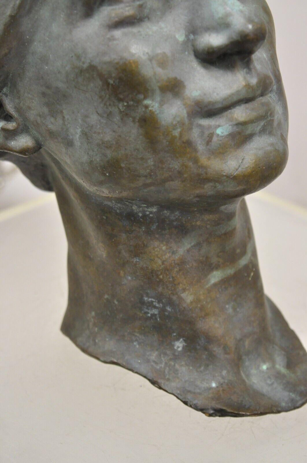 Patinierte Bronzeguss-Büstenstatue-Skulptur einer Frau mit genageltem Haar, Vintage im Angebot 2