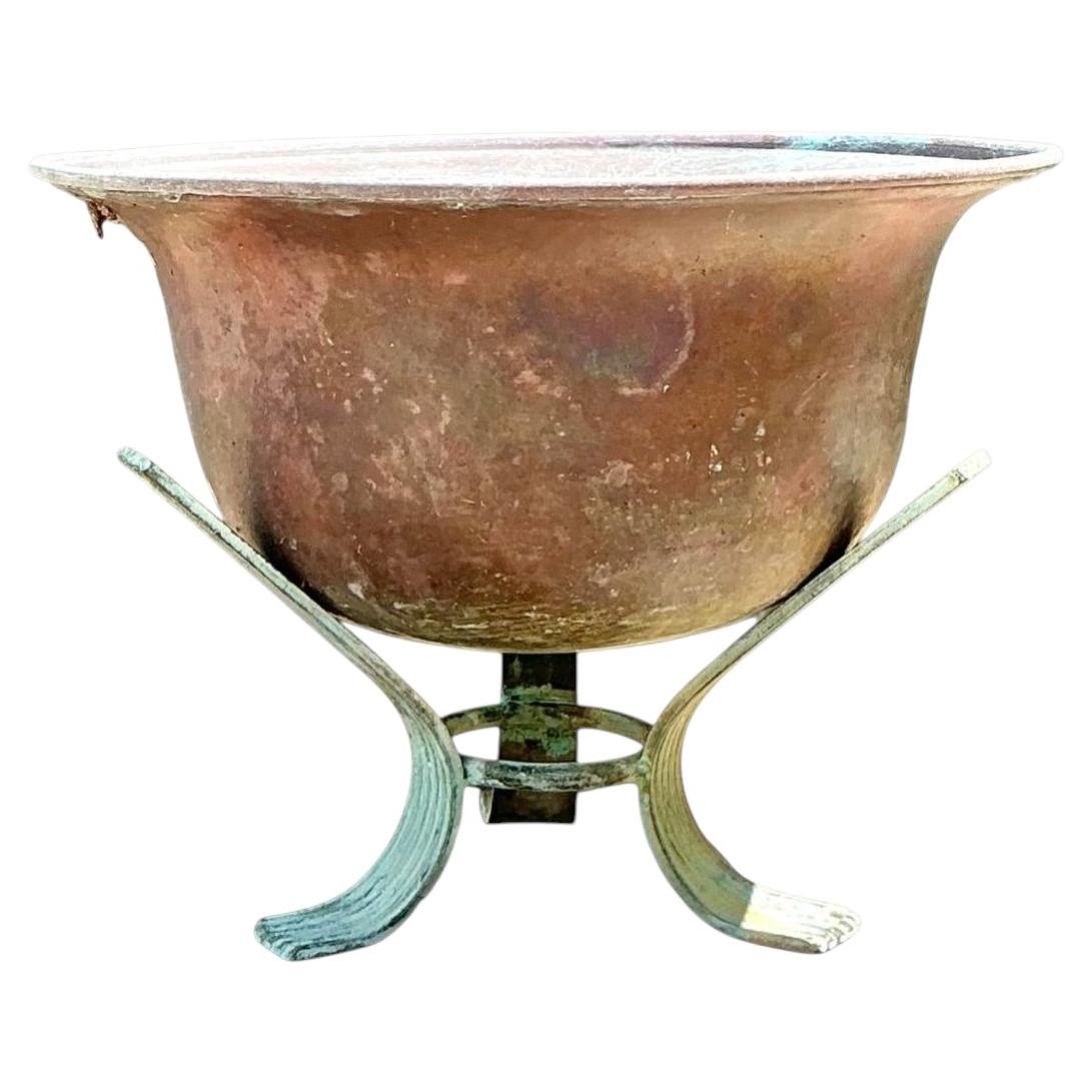 Ciotola in rame patinato d'epoca su supporto in Verdigris in vendita
