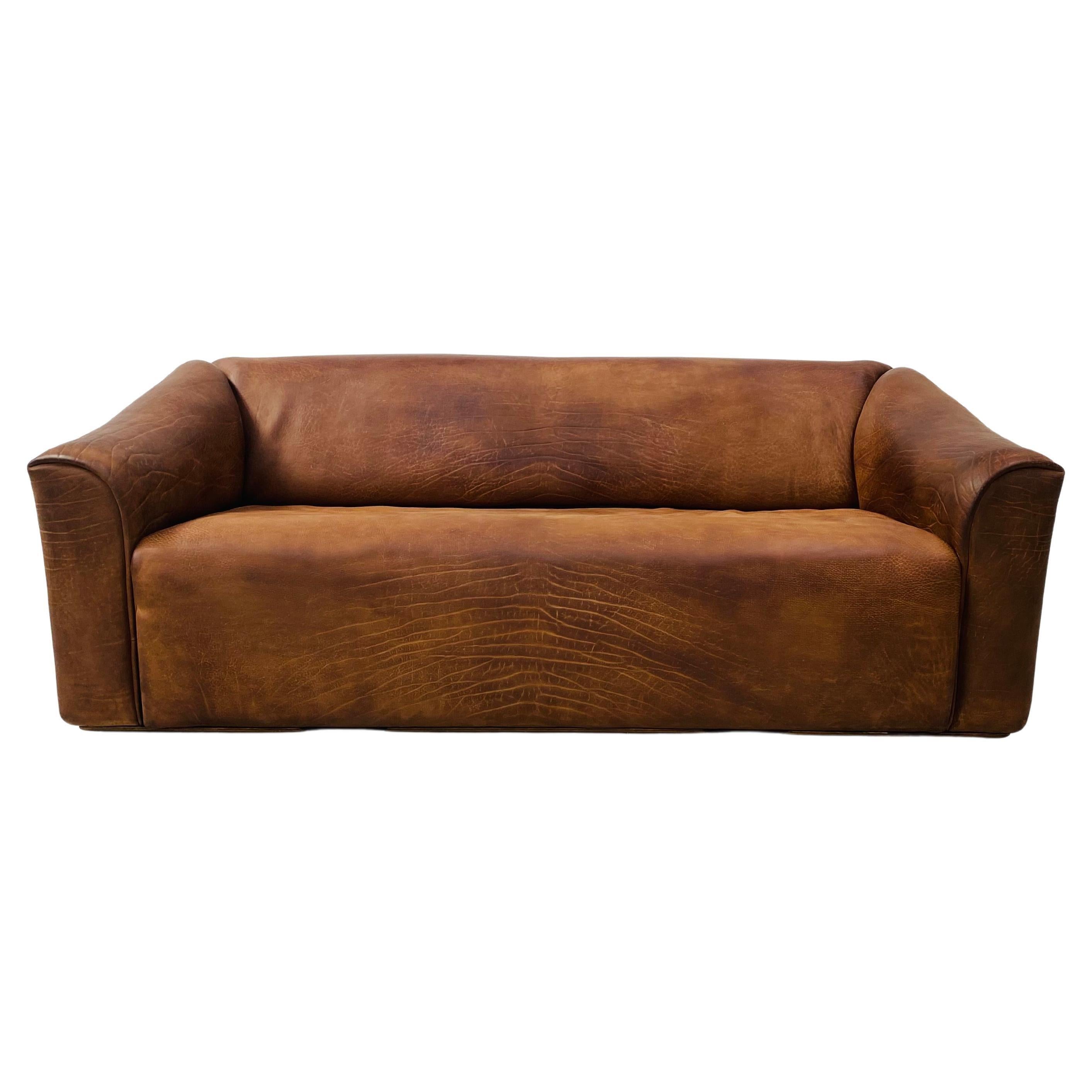 The iconic DS-47 sofa was designed by the De Sede team in the seventies. This mid century sofa is made of 5mm thick NECK leather recognizable in characteristic fat wrinkles with great patina. The different textures of the NECK Leather and the fat