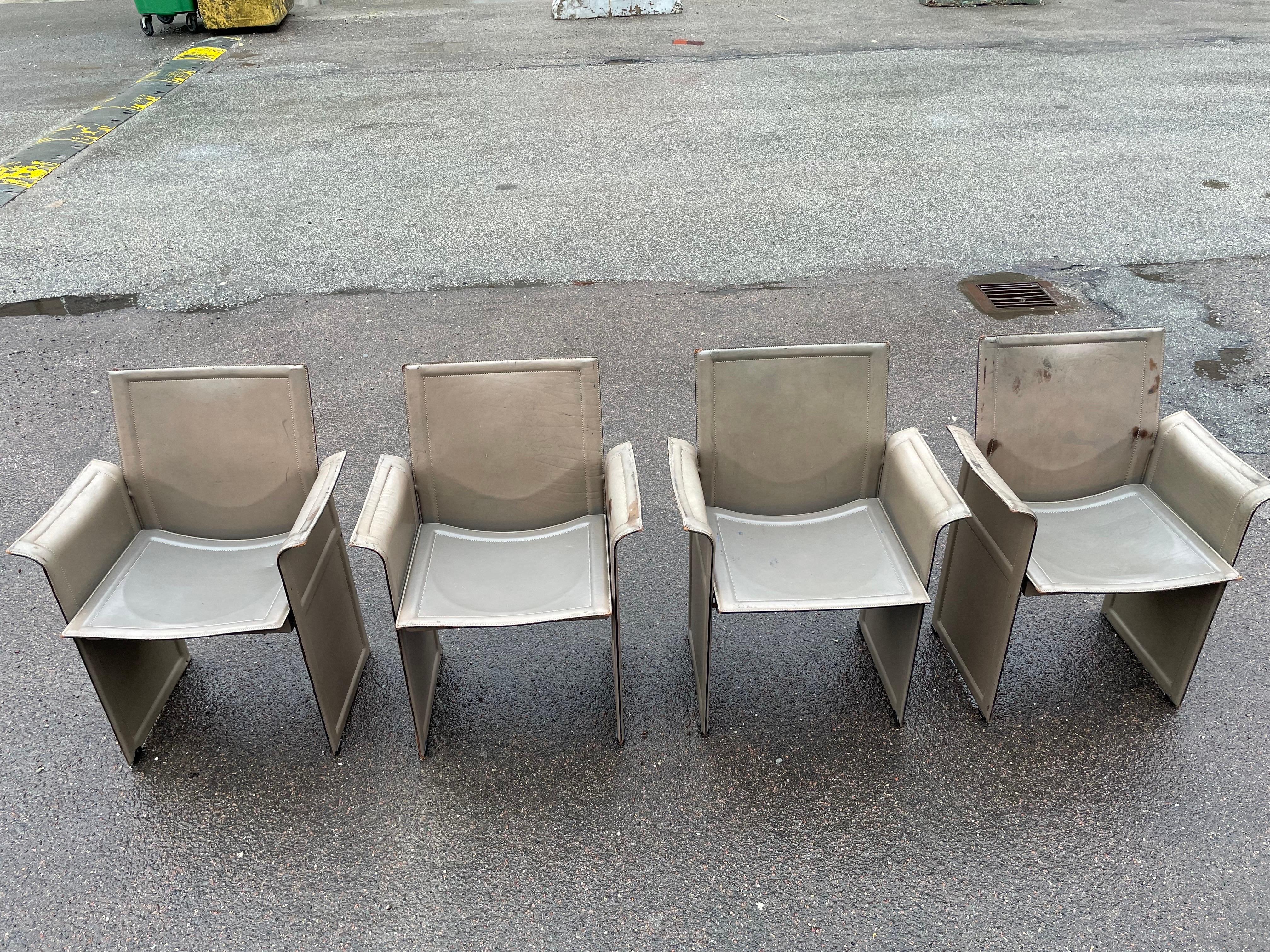 Ein Satz von vier postmodernen skulpturalen Esszimmerstühlen, entworfen von Tito Agnoli für Matteo Grassi in Italien in den 1980er Jahren. Diese Stühle sind eine eindrucksvolle Verbindung von Kunst und Funktionalität. Sie bestehen aus einer