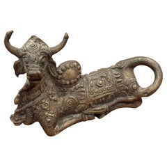 Scultura "Toro Nandi" in bronzo indù patinato d'epoca