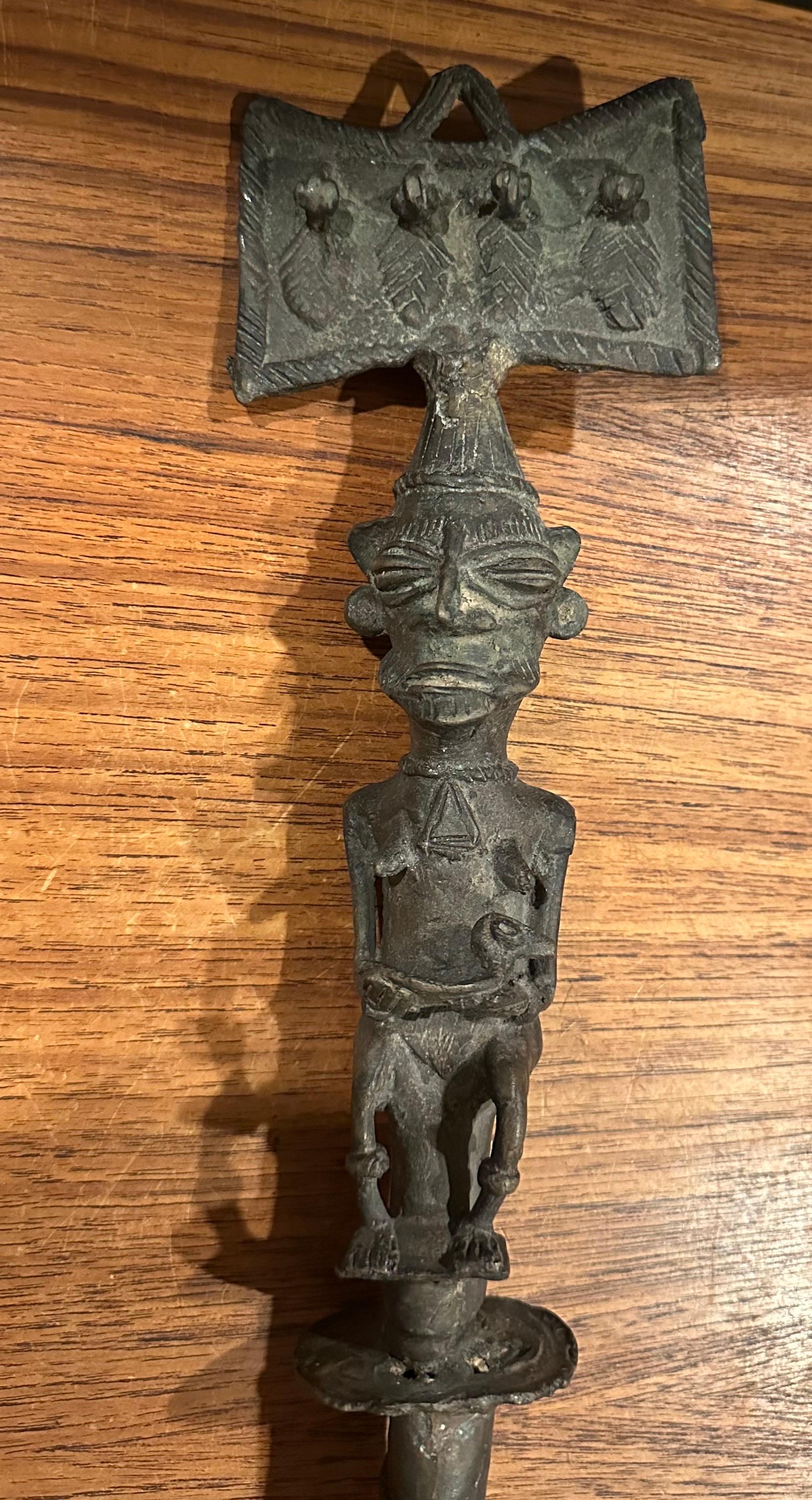 Patinierte Indo-Tibetanisches Buddhismus Bronze „Phurba“ Ritual Dagger / Werkzeug, Vintage im Zustand „Gut“ im Angebot in San Diego, CA