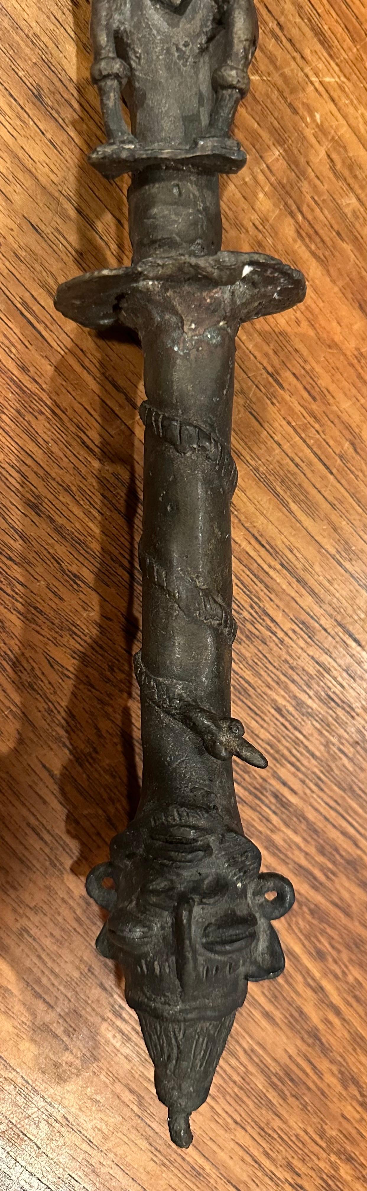 Patinierte Indo-Tibetanisches Buddhismus Bronze „Phurba“ Ritual Dagger / Werkzeug, Vintage im Angebot 1