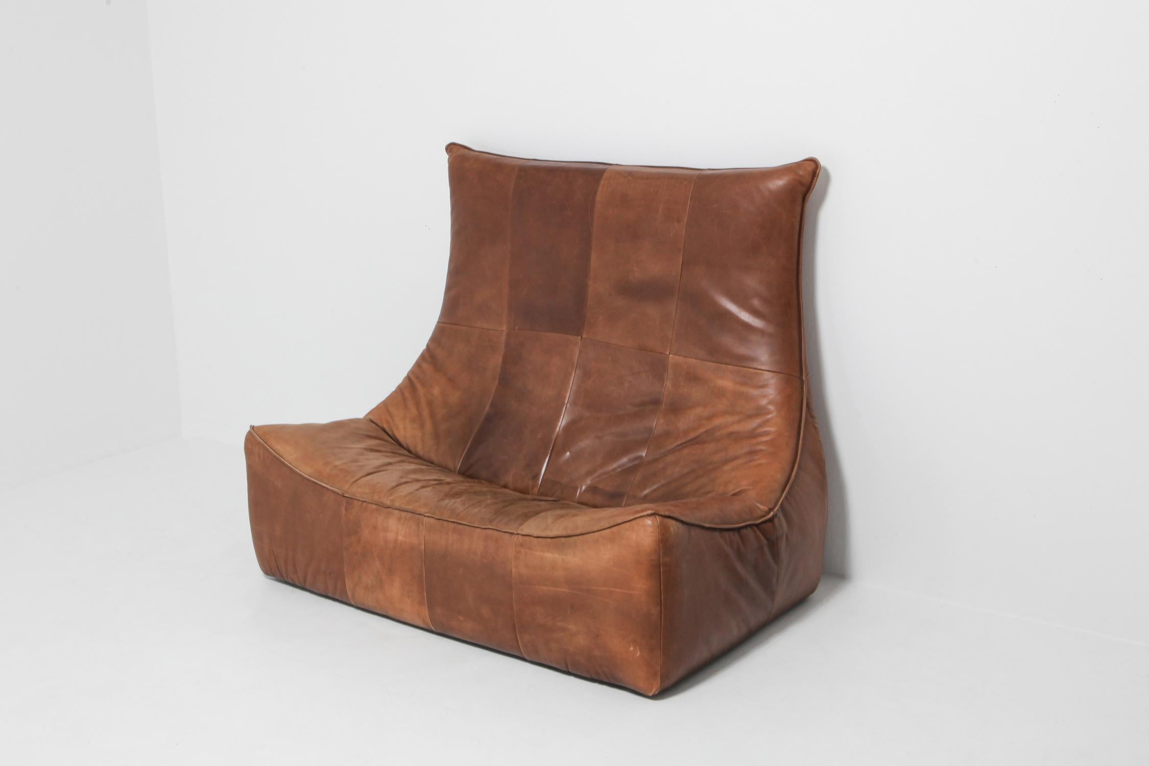 Mid-Century Modern luxury leather vintage high back couch.
It's magnificent design let's the piece act as a room divider or screen at the same time as being a sofa.
Made for Montis, The Netherlands, 1970s
Gorgeous patina on the brown leather