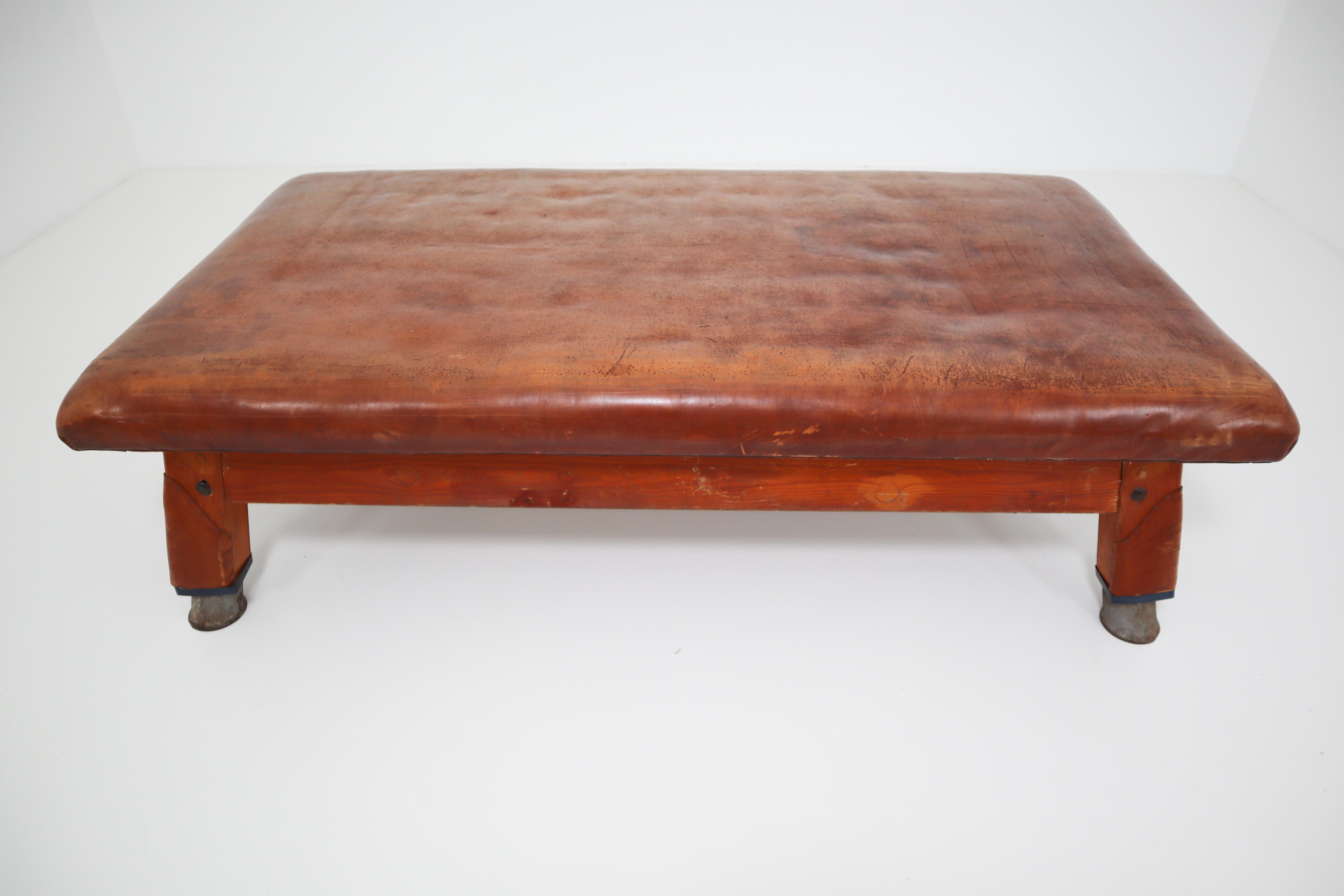Vintage Patinated Leather Gym Bench or Table, circa 1940 In Good Condition In Almelo, NL
