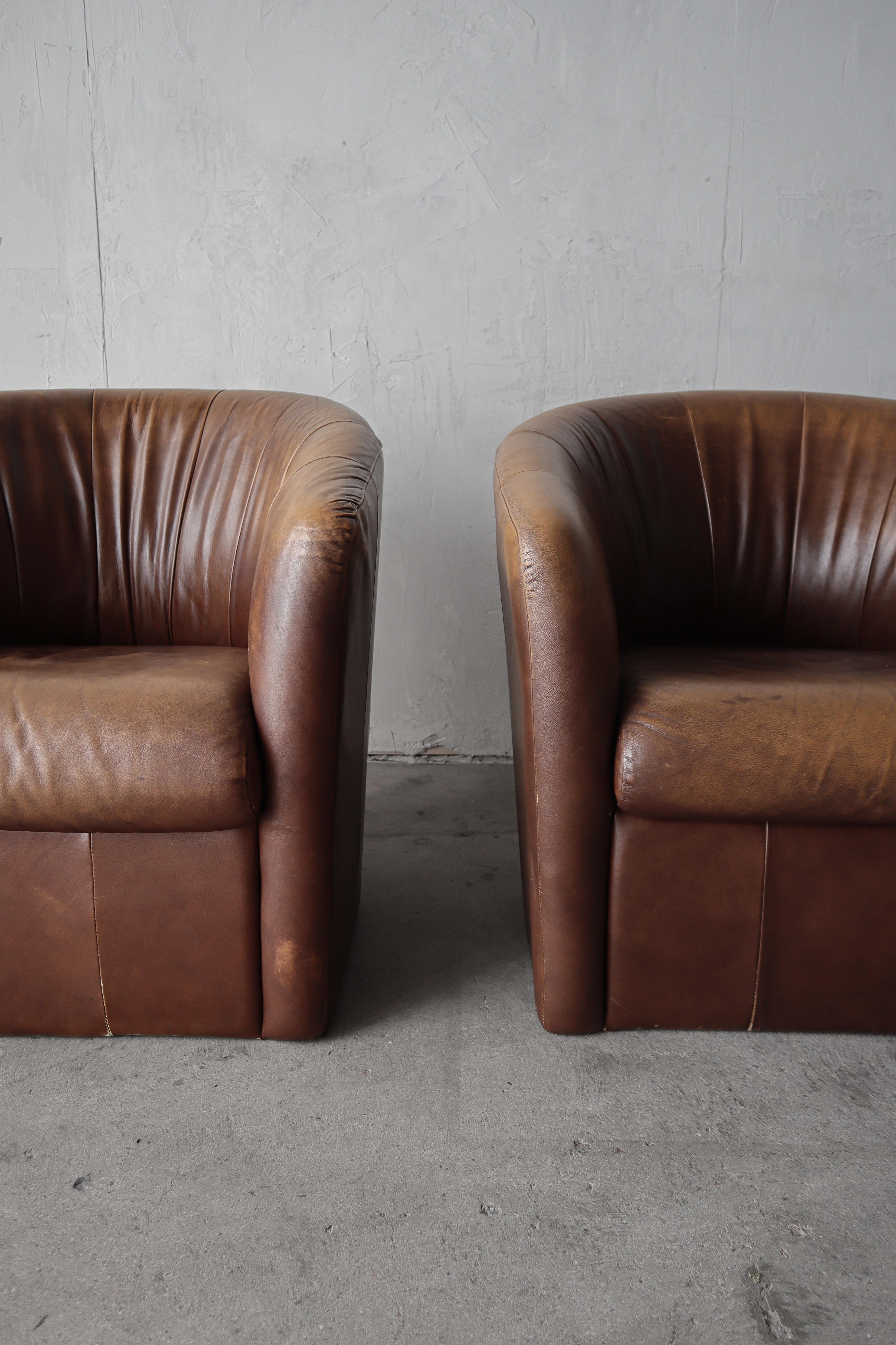 Vintage Lounge-Stühle aus patiniertem Leder im Angebot 1