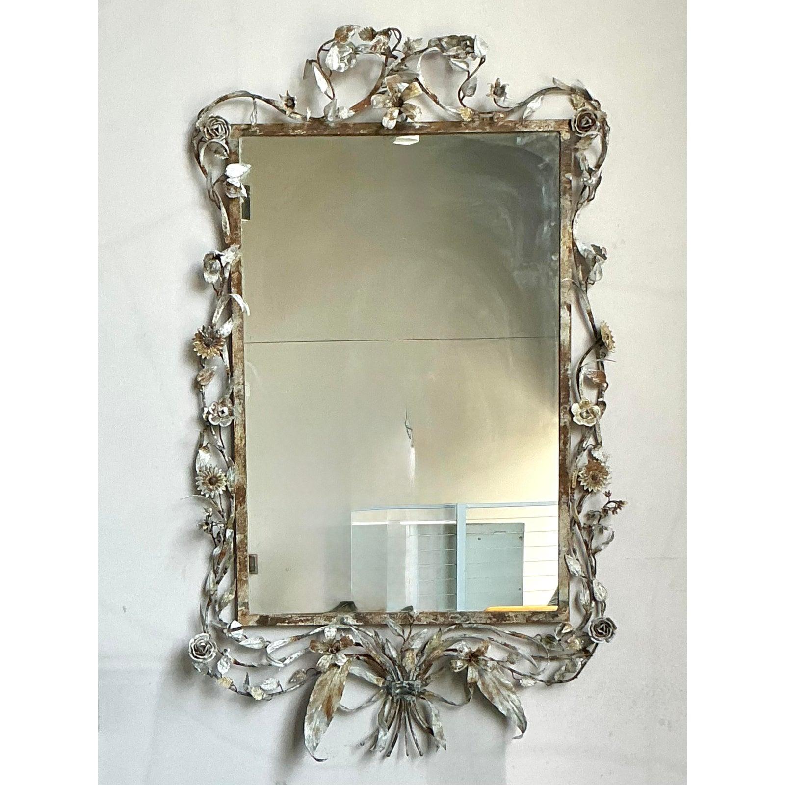 Espejo vintage enredadera floral de metal patinado Provincial francés en venta
