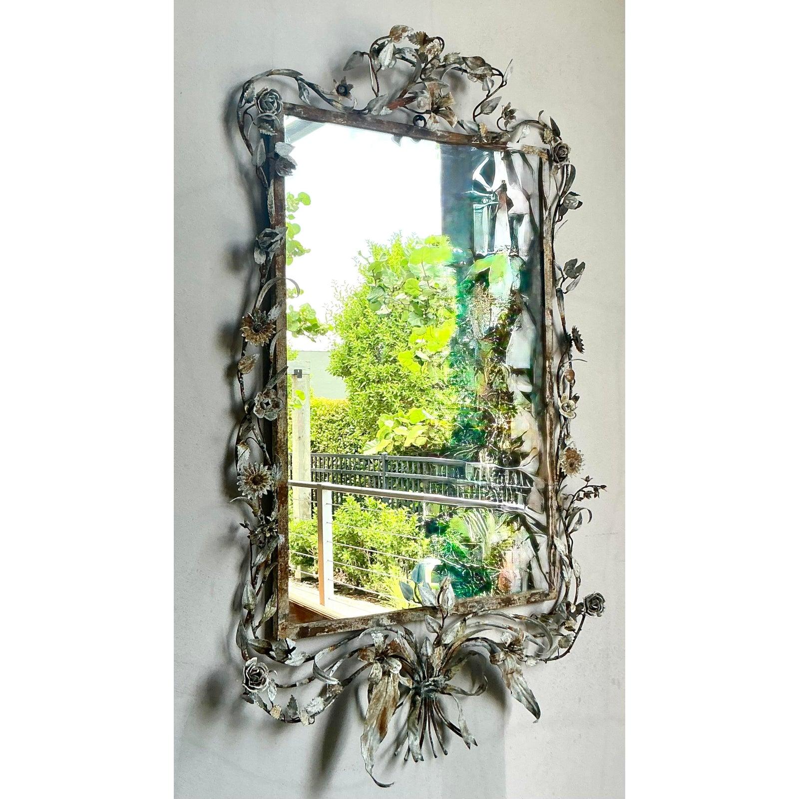 Espejo vintage enredadera floral de metal patinado Italiano en venta