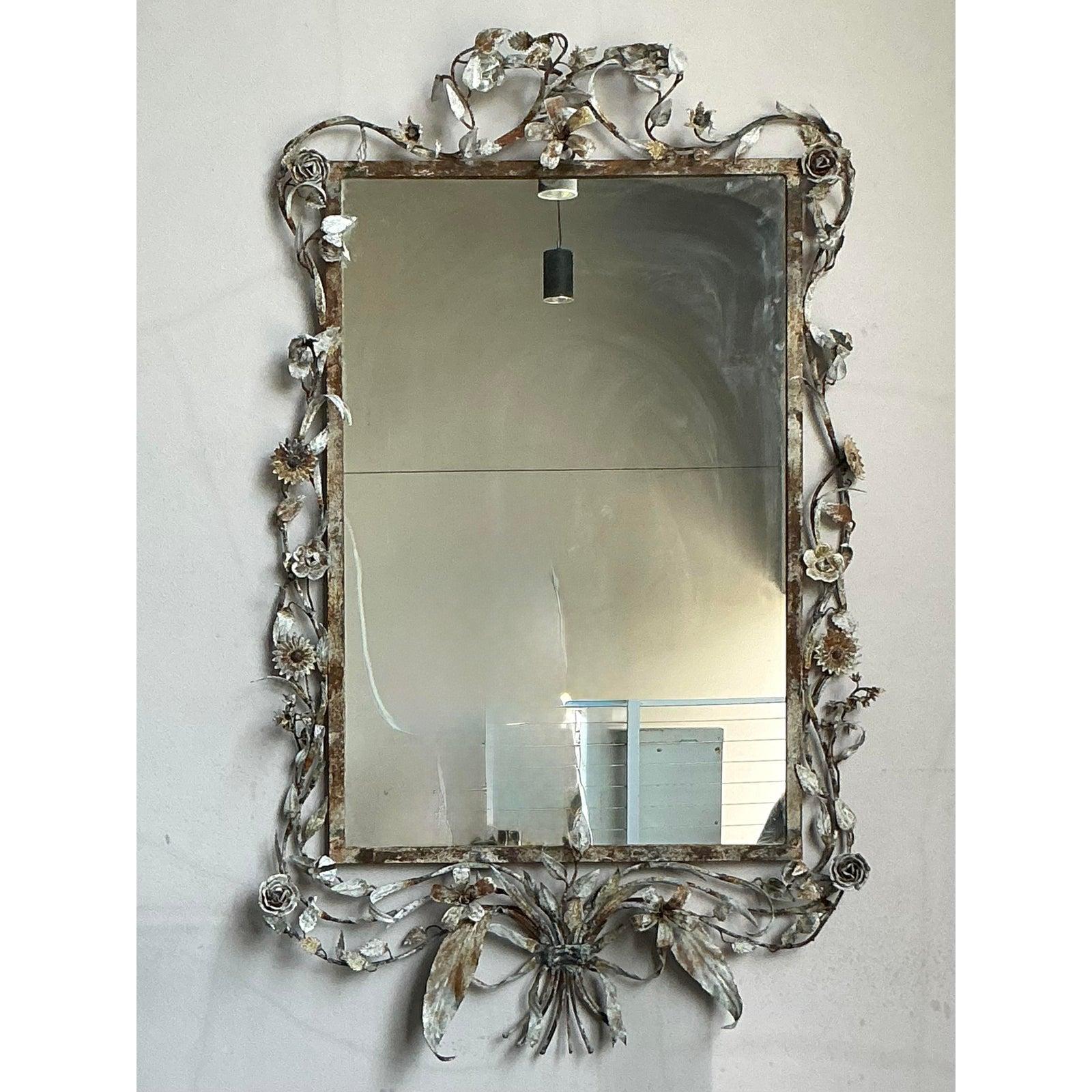 Espejo vintage enredadera floral de metal patinado en Bueno estado para la venta en West Palm Beach, FL