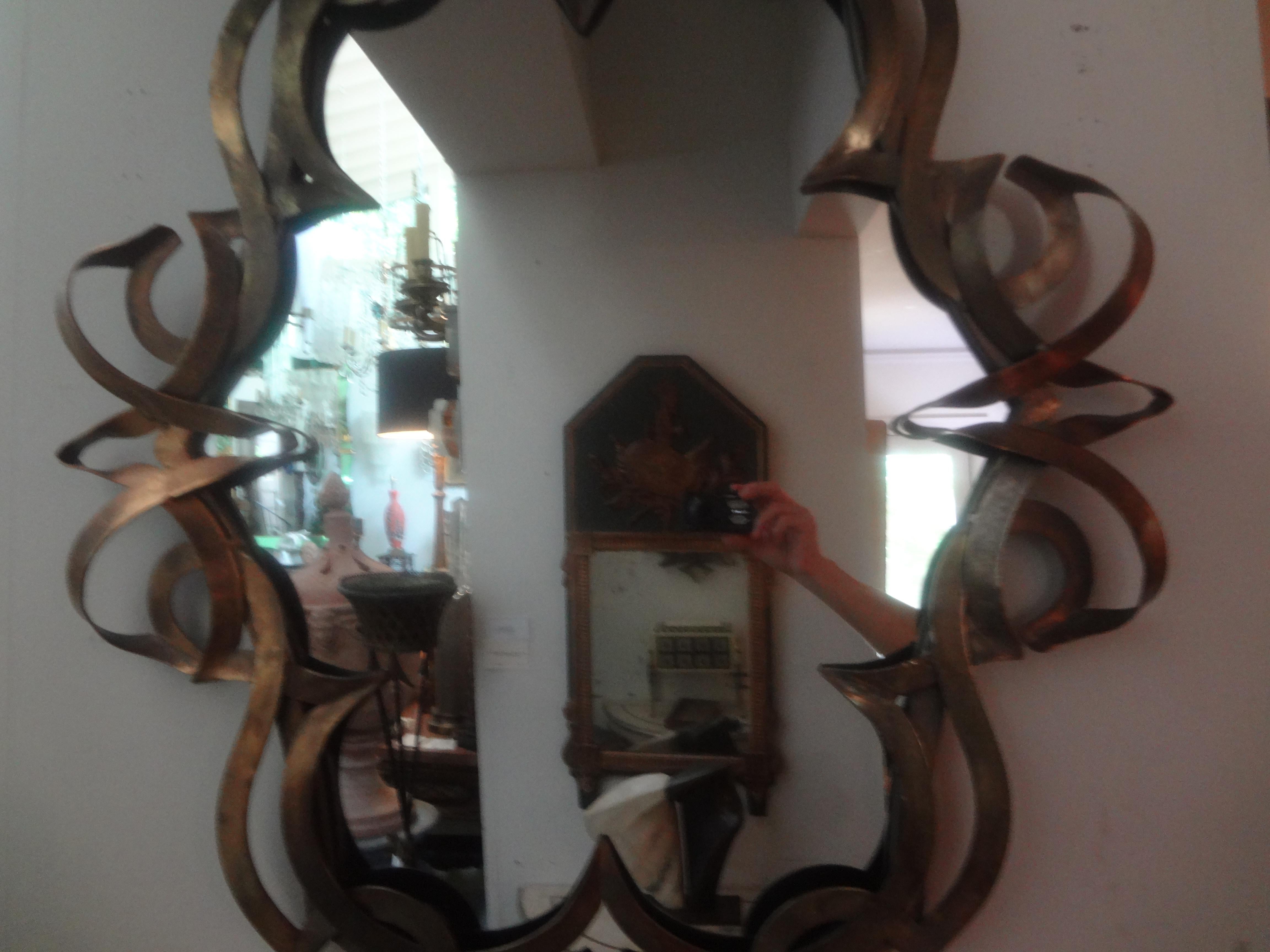 Postmoderne Vieux miroir à ruban en métal patiné en vente