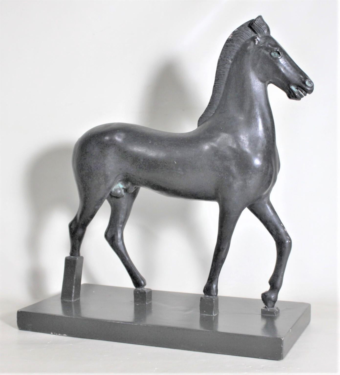 Gréco-romain Modèle ou sculpture de musée de cheval stylisé gréco-romain en plâtre patiné vintage en vente