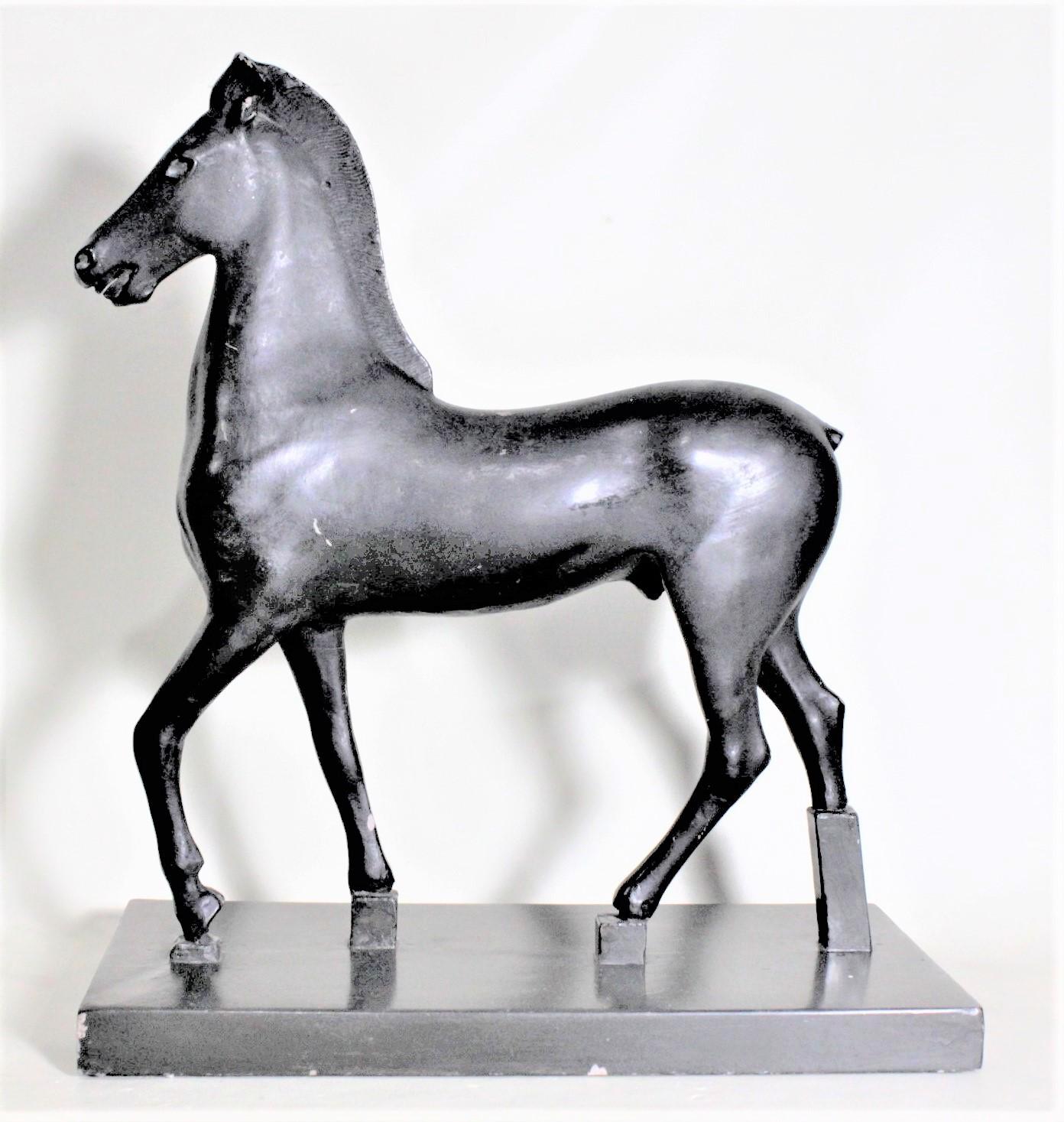 Inconnu Modèle ou sculpture de musée de cheval stylisé gréco-romain en plâtre patiné vintage en vente