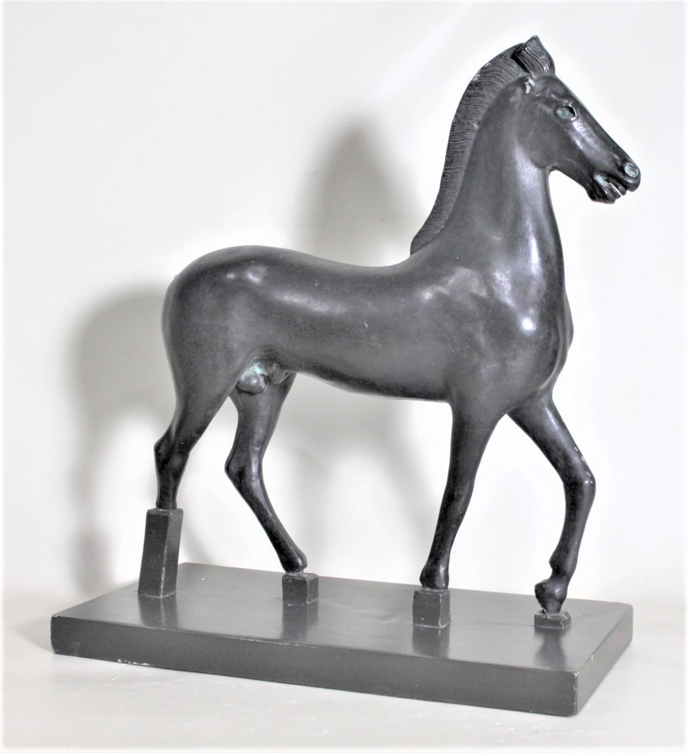 Moulé Modèle ou sculpture de musée de cheval stylisé gréco-romain en plâtre patiné vintage en vente