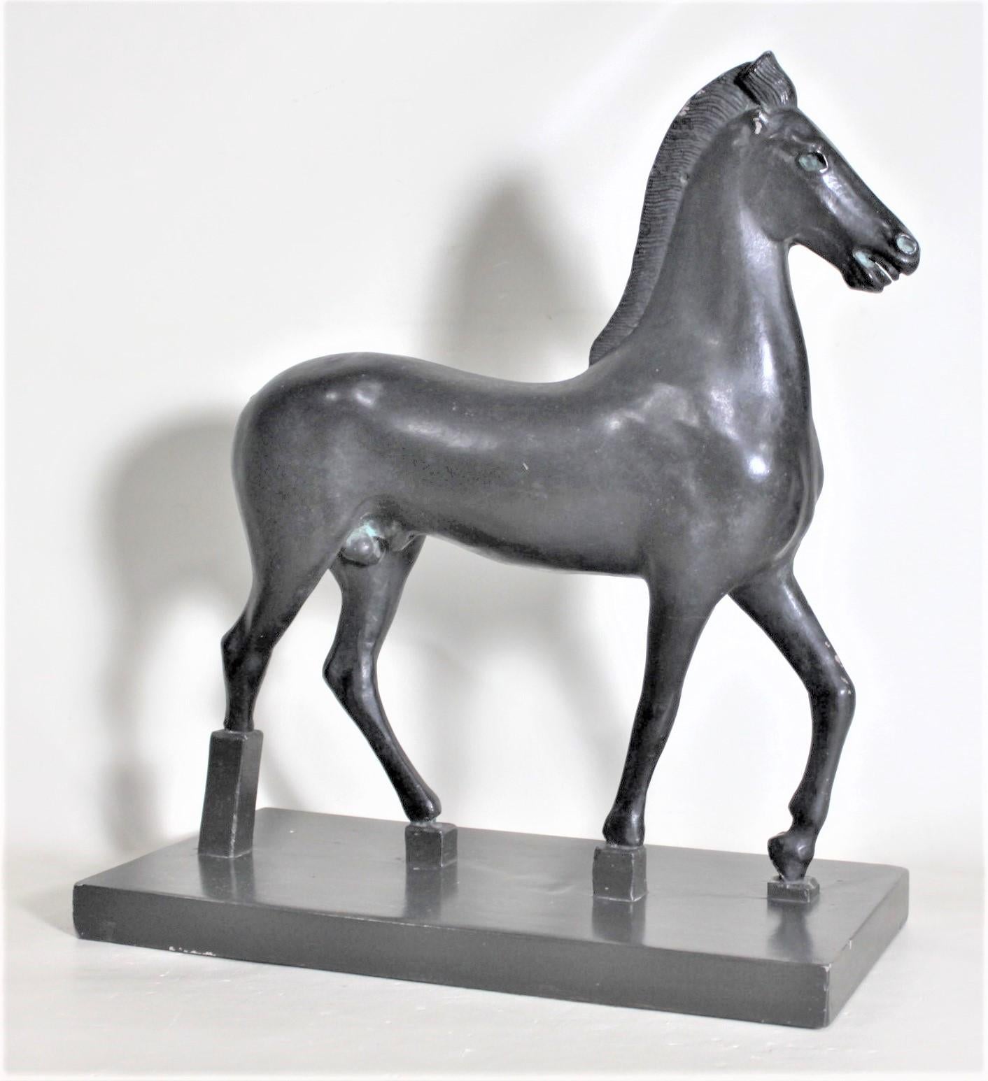 Stampato Modello o scultura da museo in gesso patinato d'epoca greco-romana con cavallo stilizzato in vendita