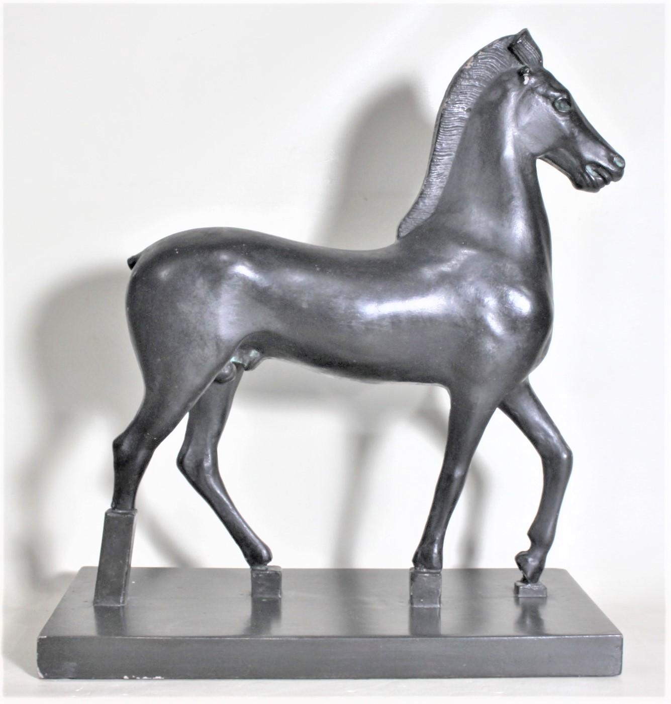 Modèle ou sculpture de musée de cheval stylisé gréco-romain en plâtre patiné vintage Bon état - En vente à Hamilton, Ontario