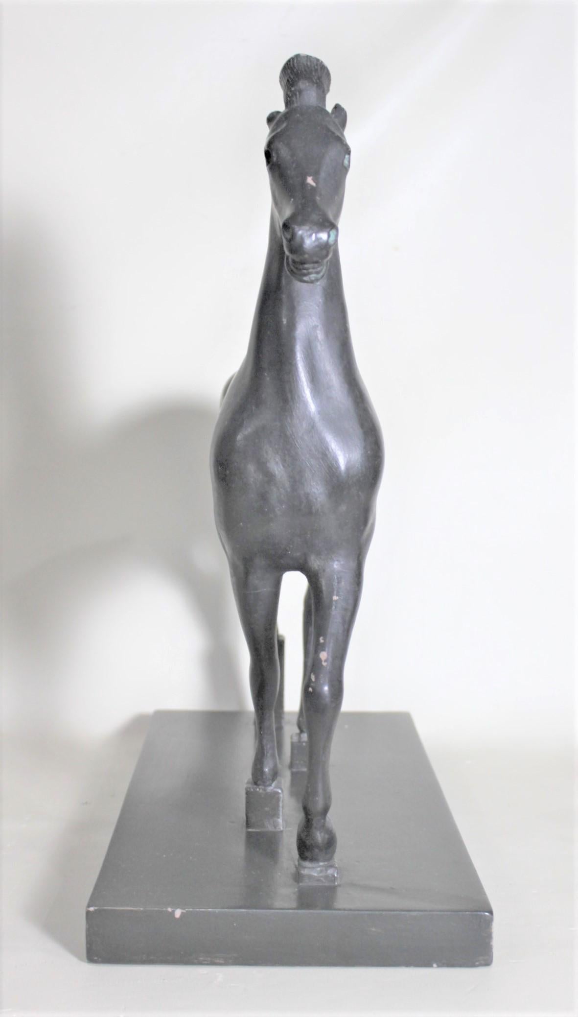 20ième siècle Modèle ou sculpture de musée de cheval stylisé gréco-romain en plâtre patiné vintage en vente