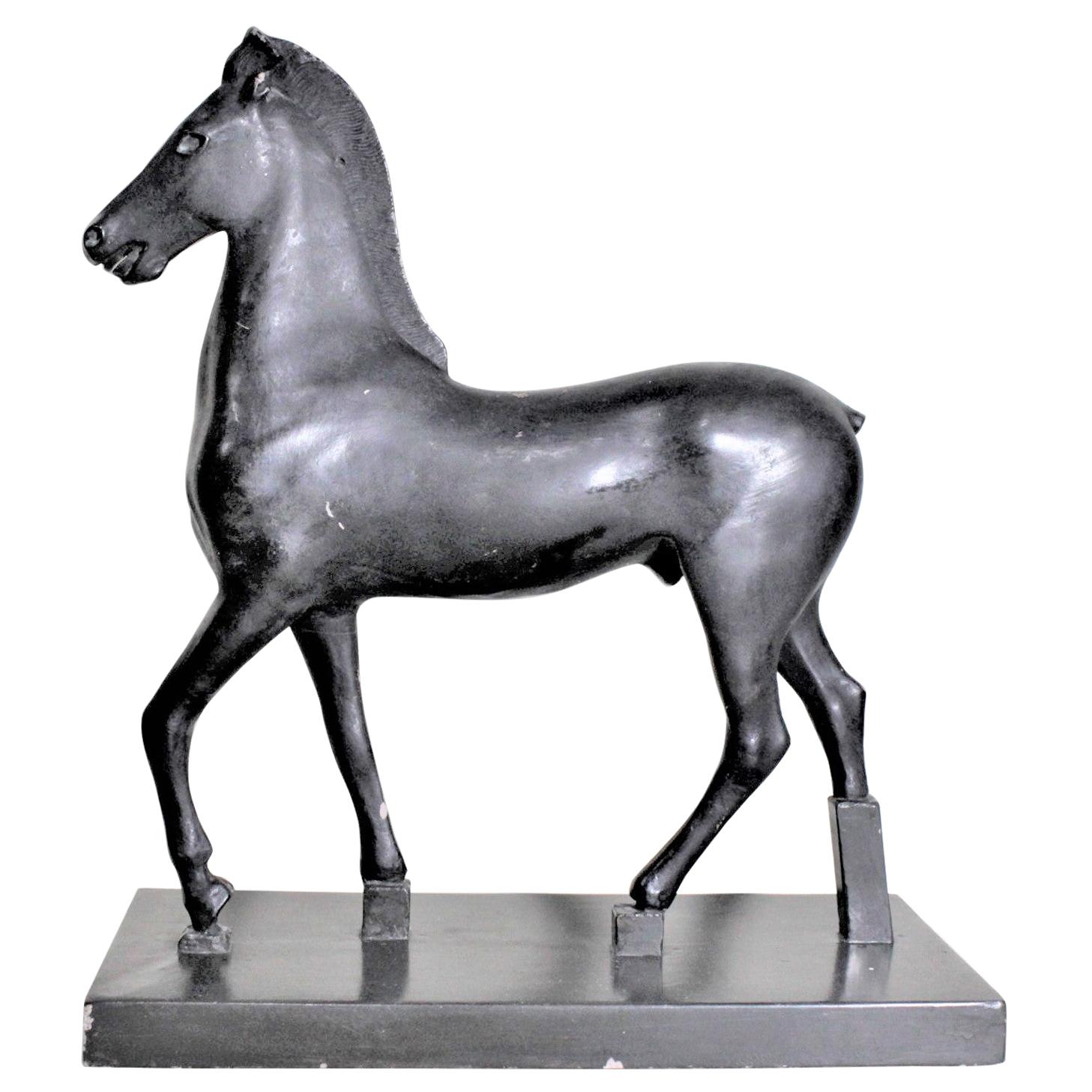 Modèle ou sculpture de musée de cheval stylisé gréco-romain en plâtre patiné vintage en vente