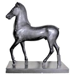Modello o scultura da museo in gesso patinato d'epoca greco-romana con cavallo stilizzato