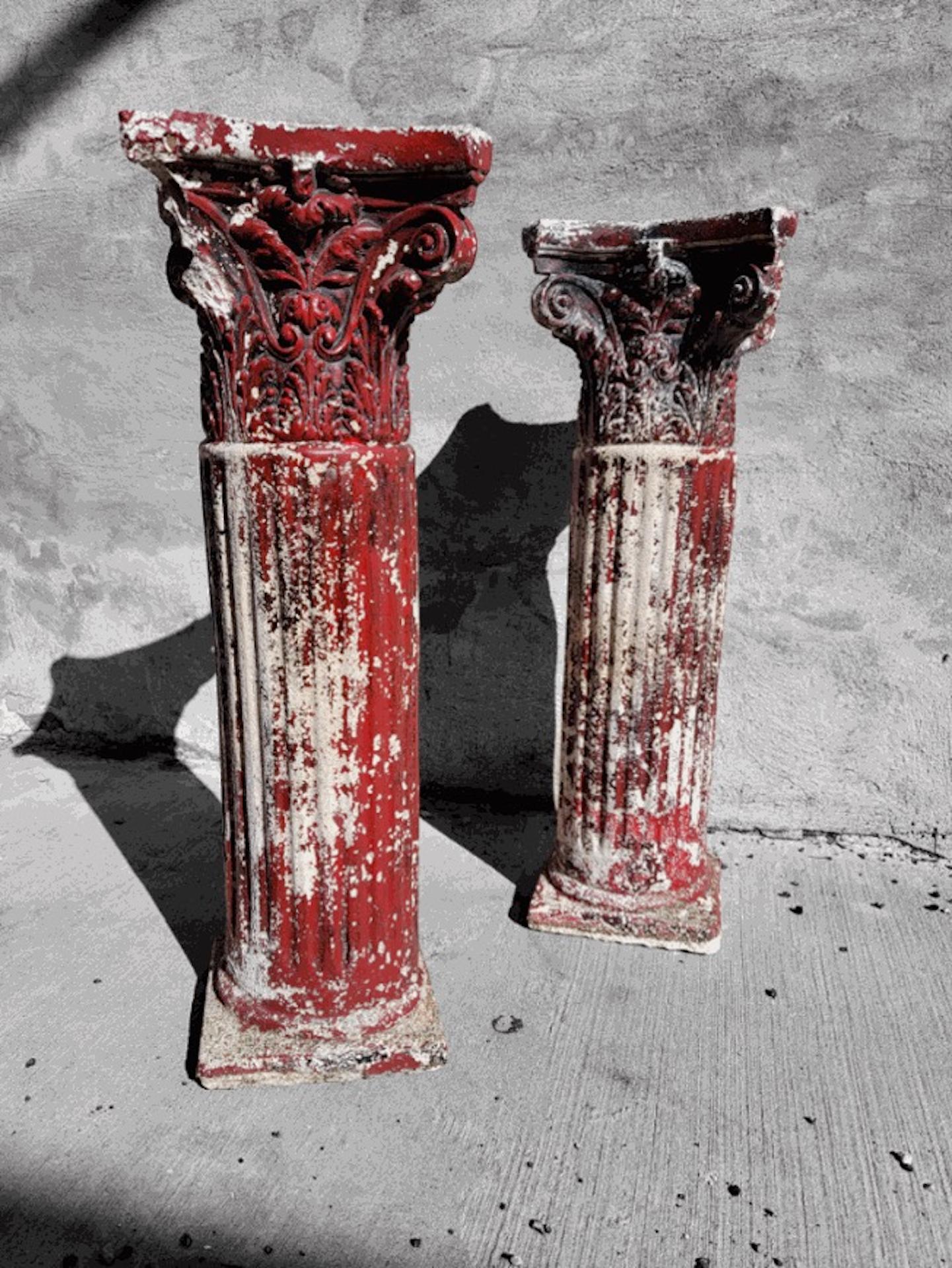 Greco-romano Piedistalli per piante a colonna corinzia in resina rossa patinata d'epoca - coppia in vendita