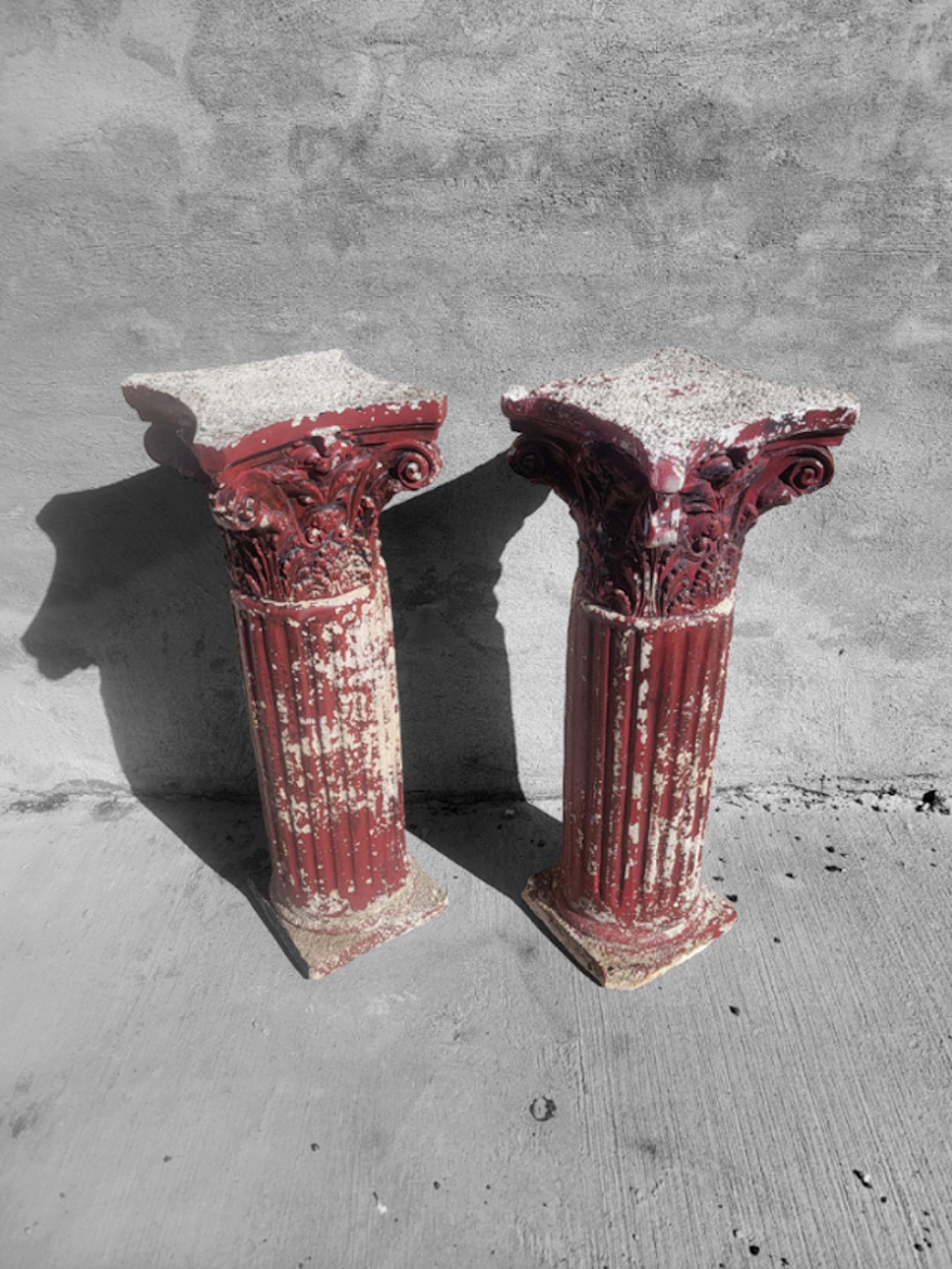 Sconosciuto Piedistalli per piante a colonna corinzia in resina rossa patinata d'epoca - coppia in vendita