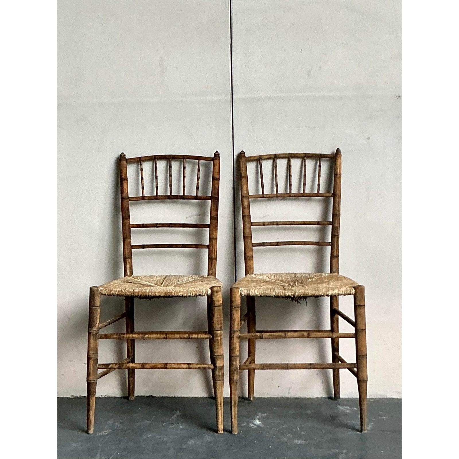 Ein fesselndes Paar Chiavari-Stühle im französischen Landhausstil, meisterhaft gefertigt mit einem authentischen Sitz aus Binsen und einem wunderschön patinierten Rahmen aus Bambusimitat. Diese Stühle strahlen einen zeitlosen Charme aus, der an