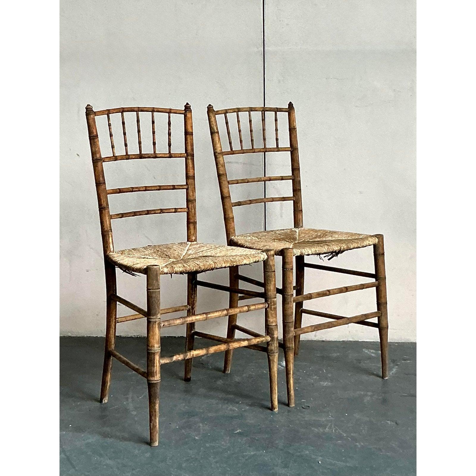 Vintage Patinated Rush Sitz Charvari Stühle - Ein Paar (Französisch) im Angebot