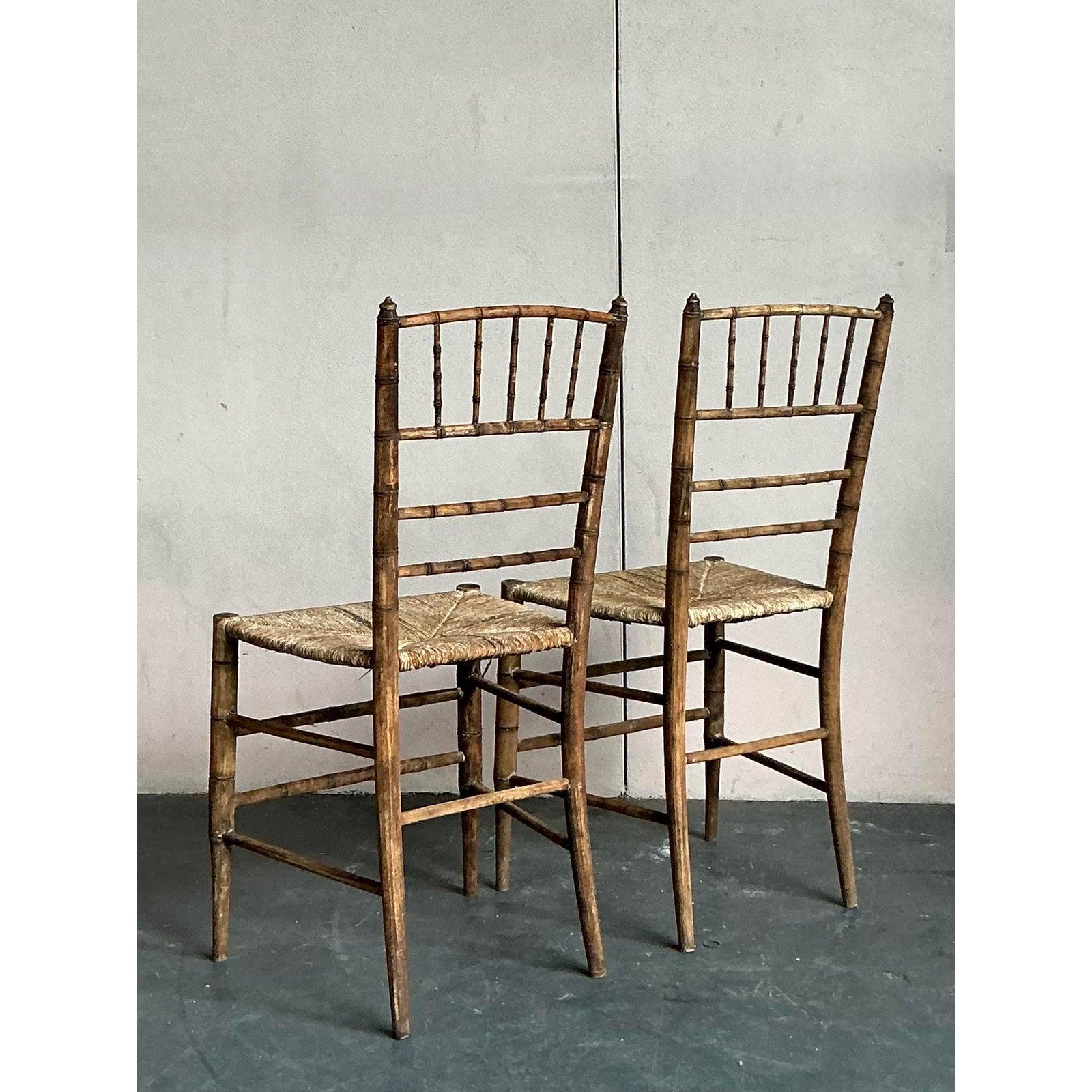Vintage Patinated Rush Sitz Charvari Stühle - Ein Paar im Zustand „Gut“ im Angebot in West Palm Beach, FL