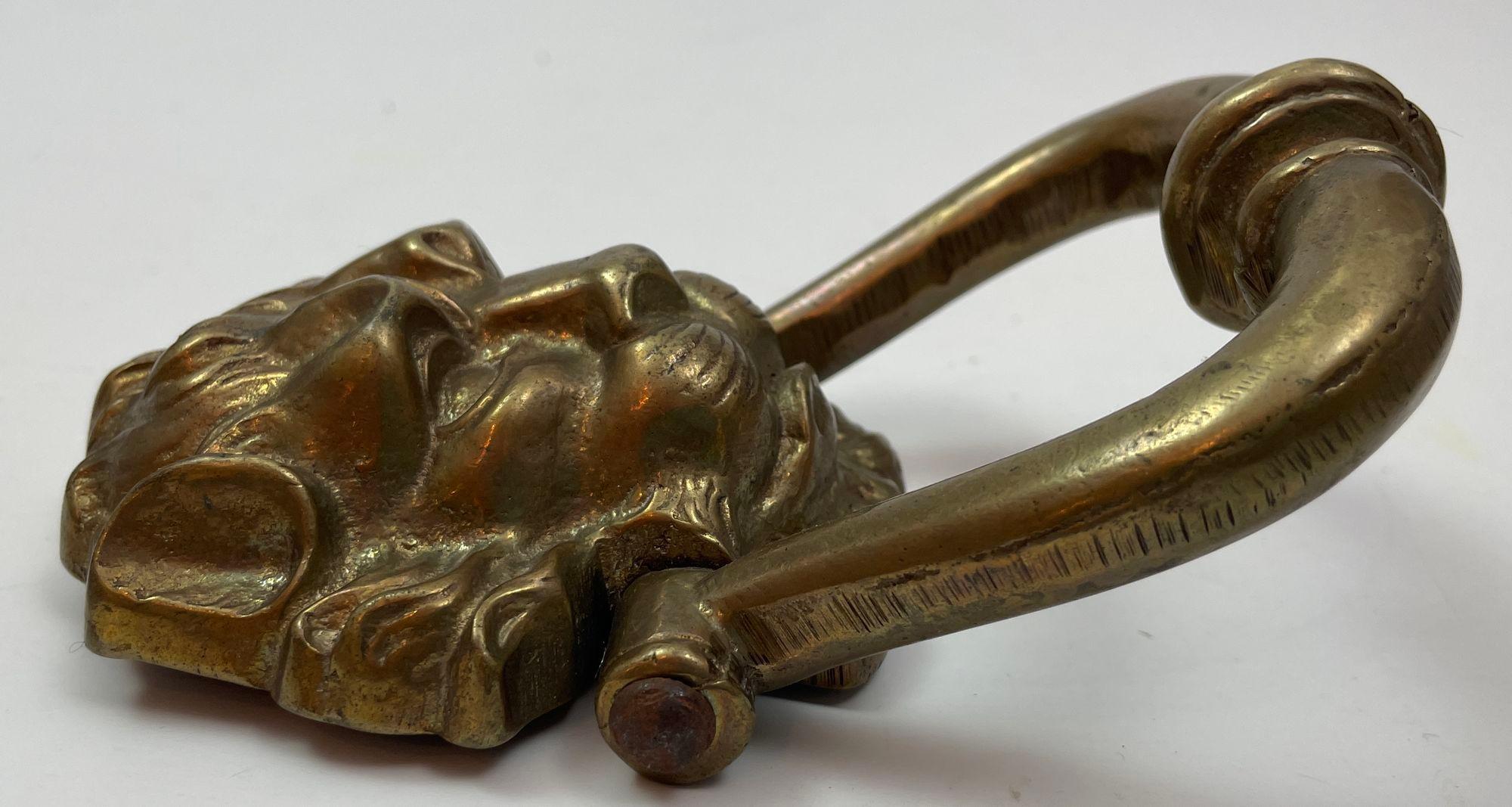 Knocker de porte vintage en laiton massif patiné à tête de lion en vente 3