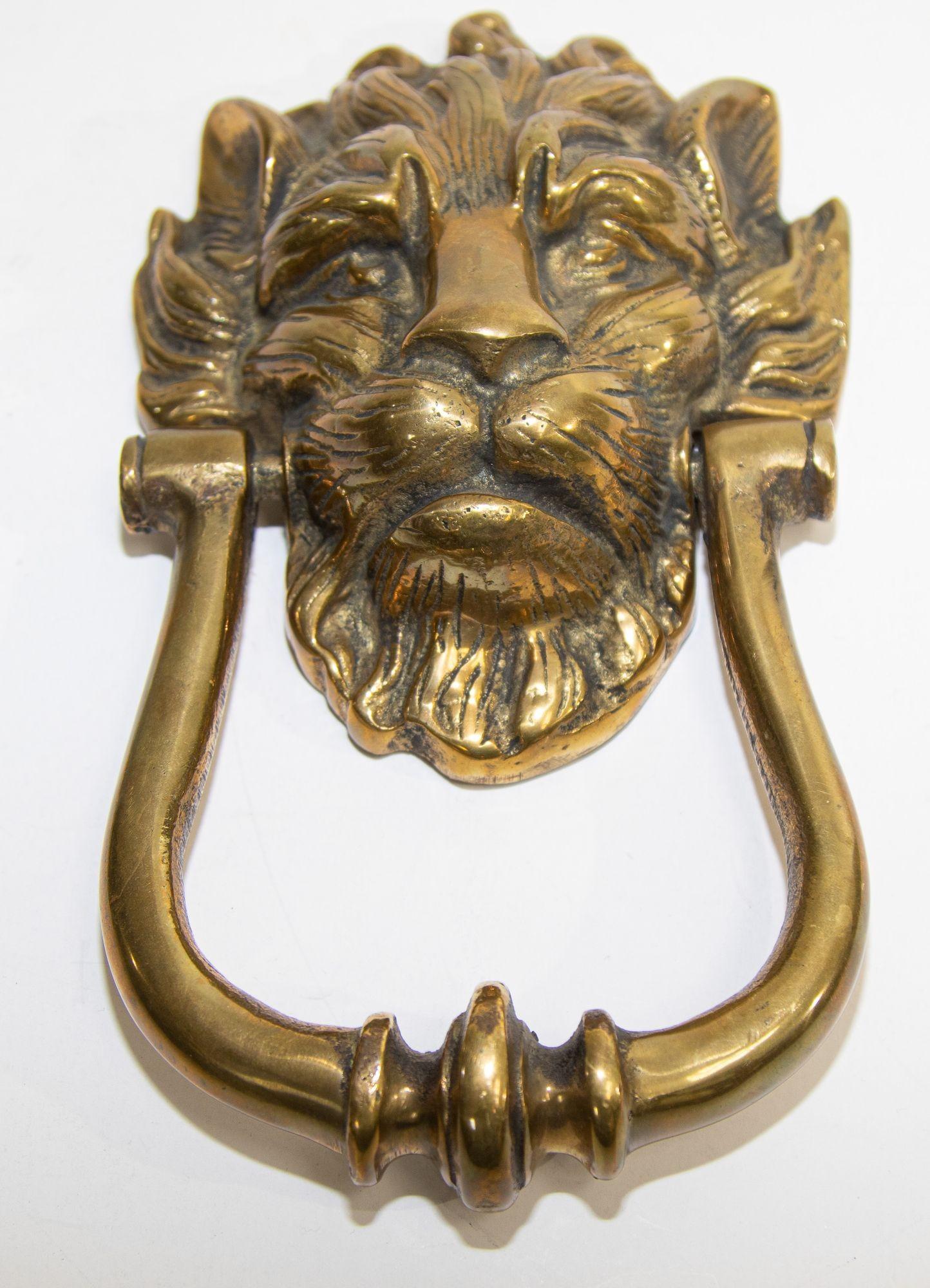 Vintage large solid cast bass Lion's Head door knocker.
Georgian English style large hand cast Lion's Head door knocker.
The lion's head form with attached knocker hand pull features gorgeous incised and raised relief design details, in a