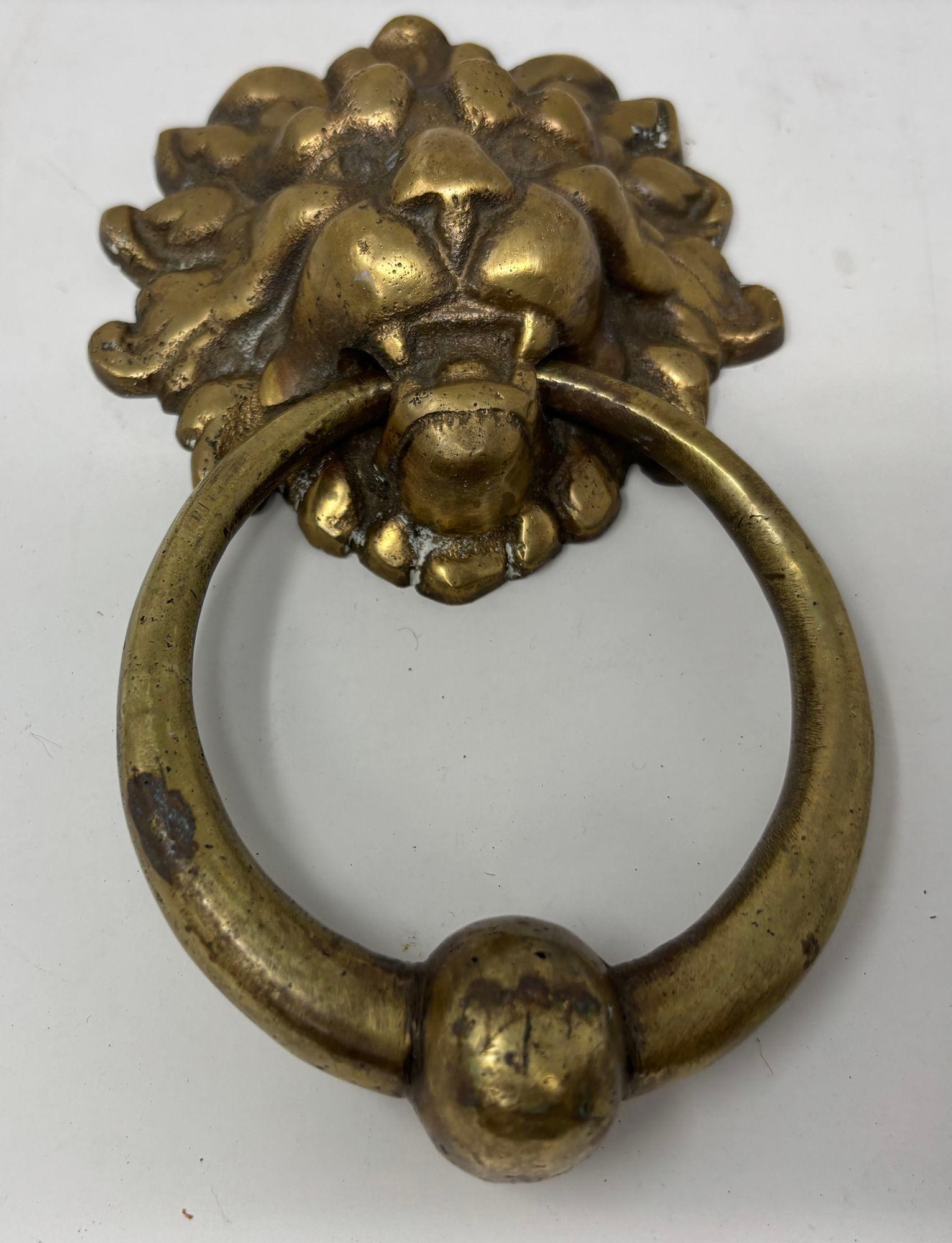 Battente d'epoca in ottone massiccio patinato con testa di leone.
Grande battente d'epoca in ottone massiccio a forma di testa di leone.
Battente a testa di leone in bronzo fuso a mano in stile georgiano inglese.
La forma a testa di leone con il