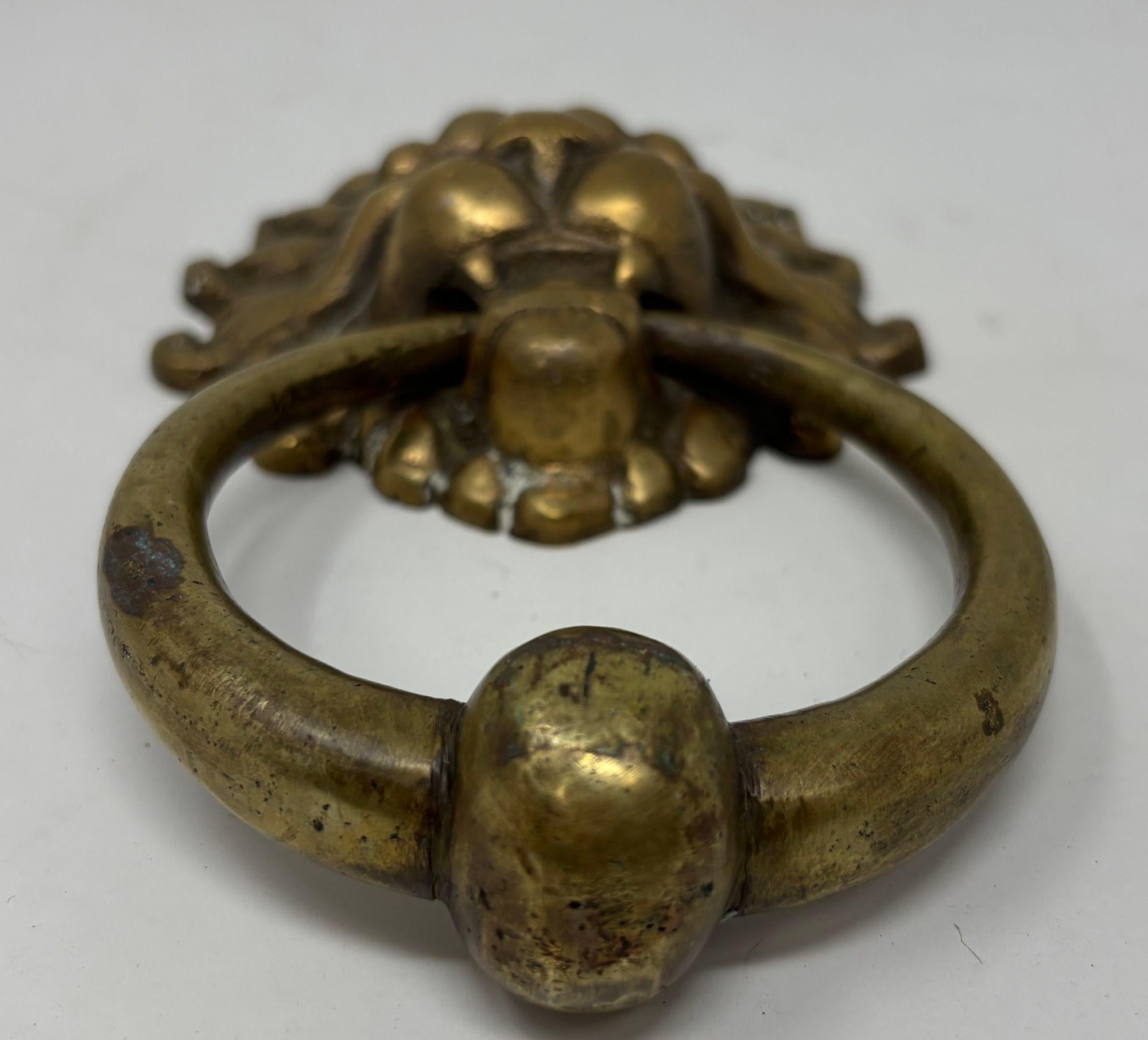 Georgiano Battente d'epoca in ottone massiccio patinato a forma di testa di leone in vendita